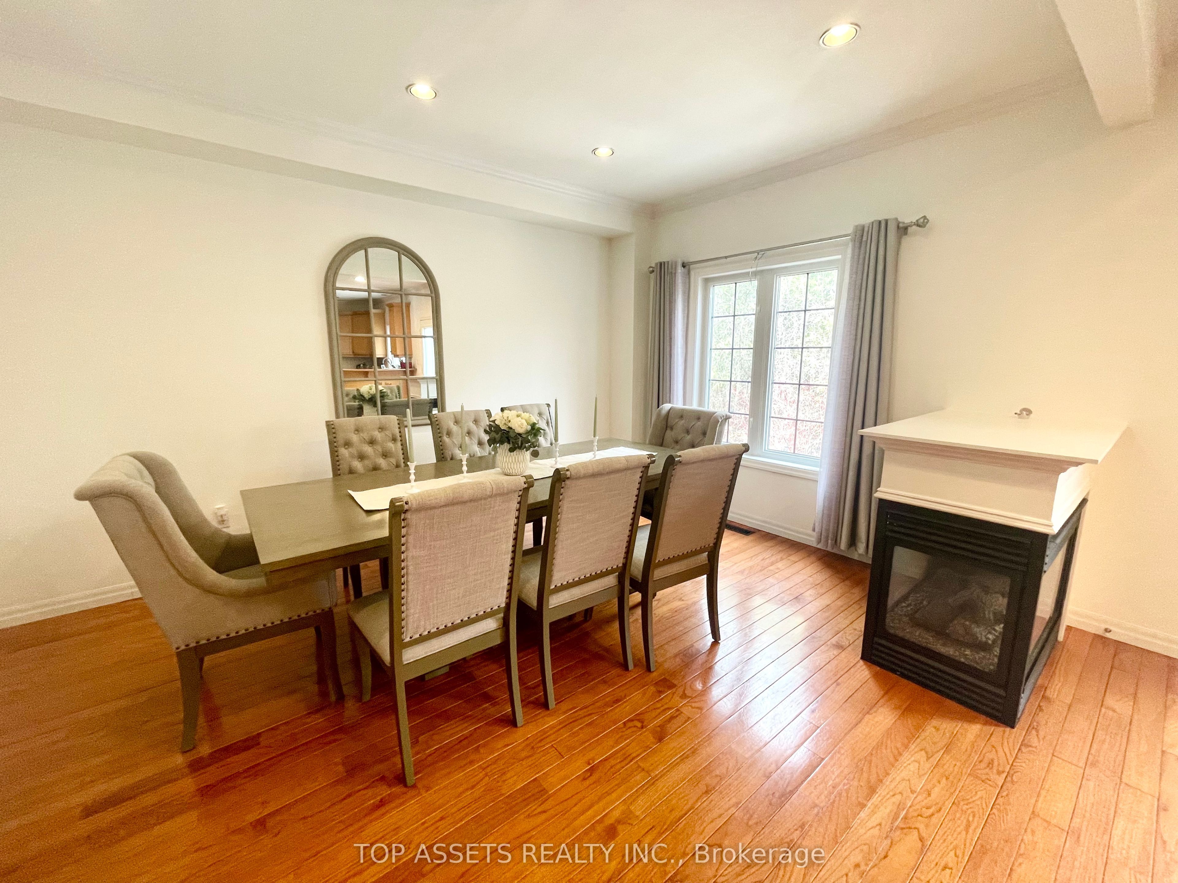 32 Headwater Crescent