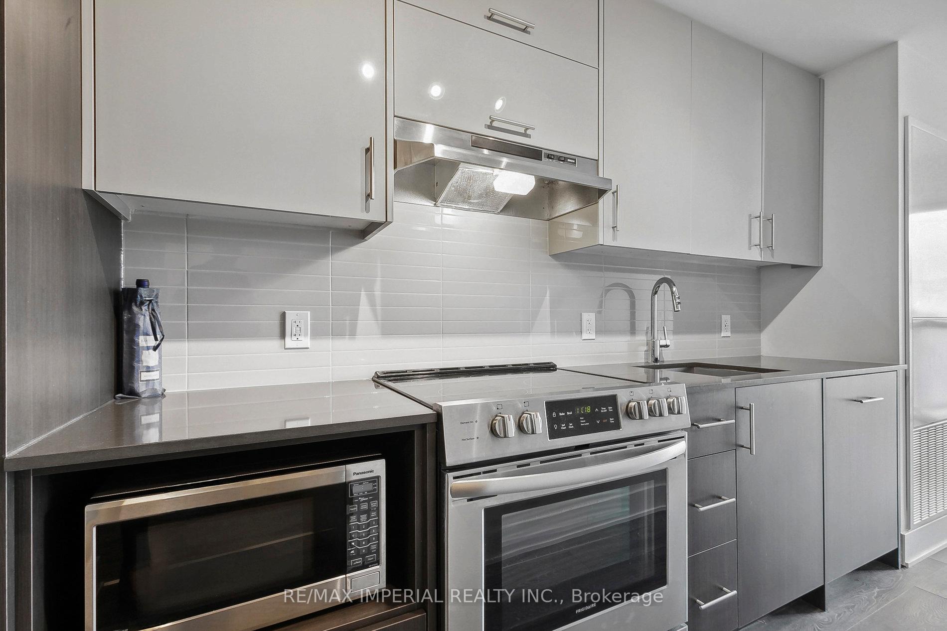 2 Bedrooms Condo at 188 Fairview Mall,  Toronto For sale