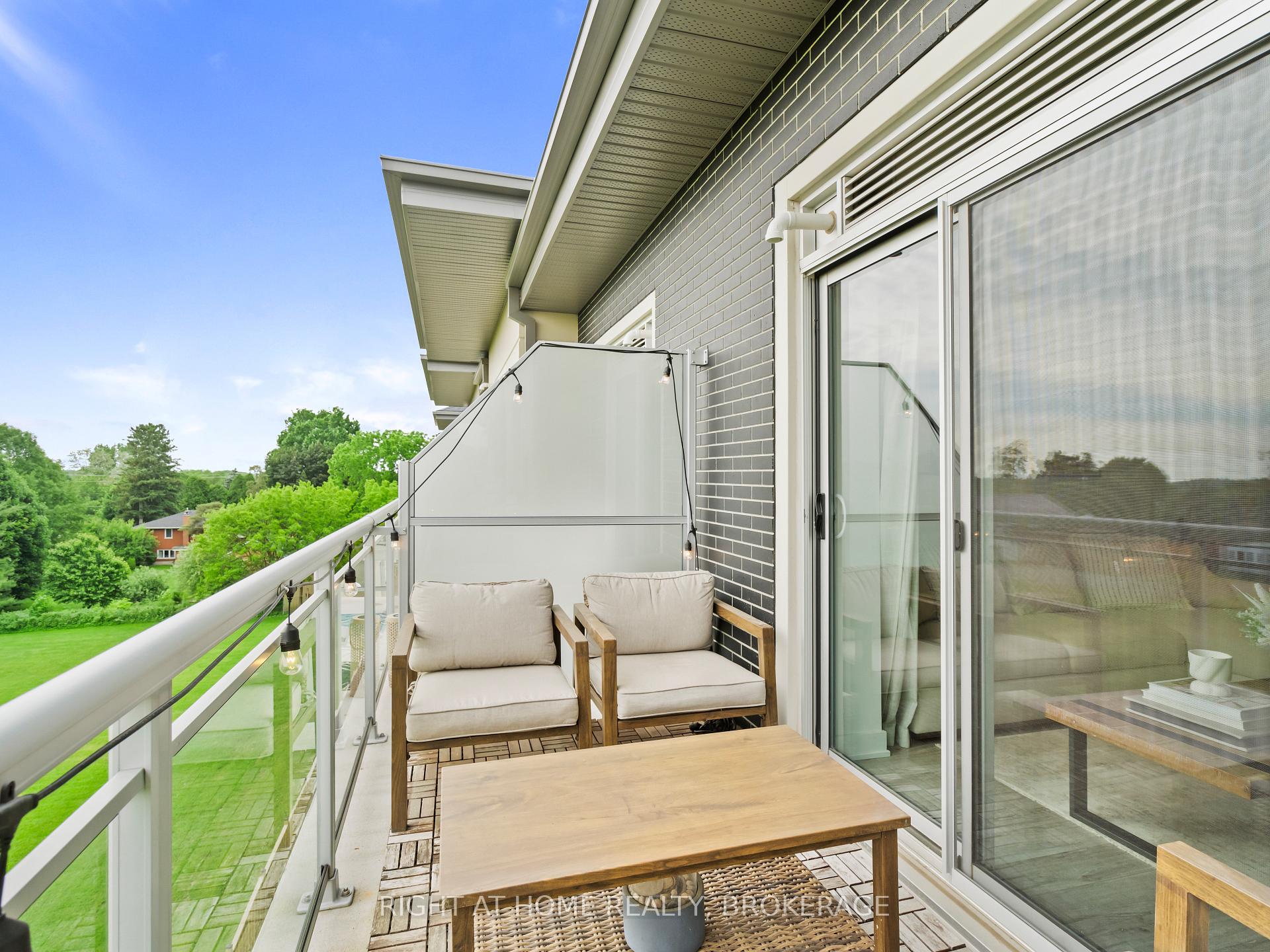 2 Bedrooms Condo at 16 Markle, Hamilton For sale