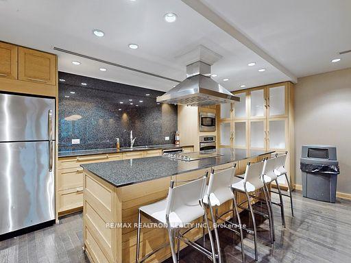 2 Bedrooms Condo at 225 Webb, Mississauga For sale