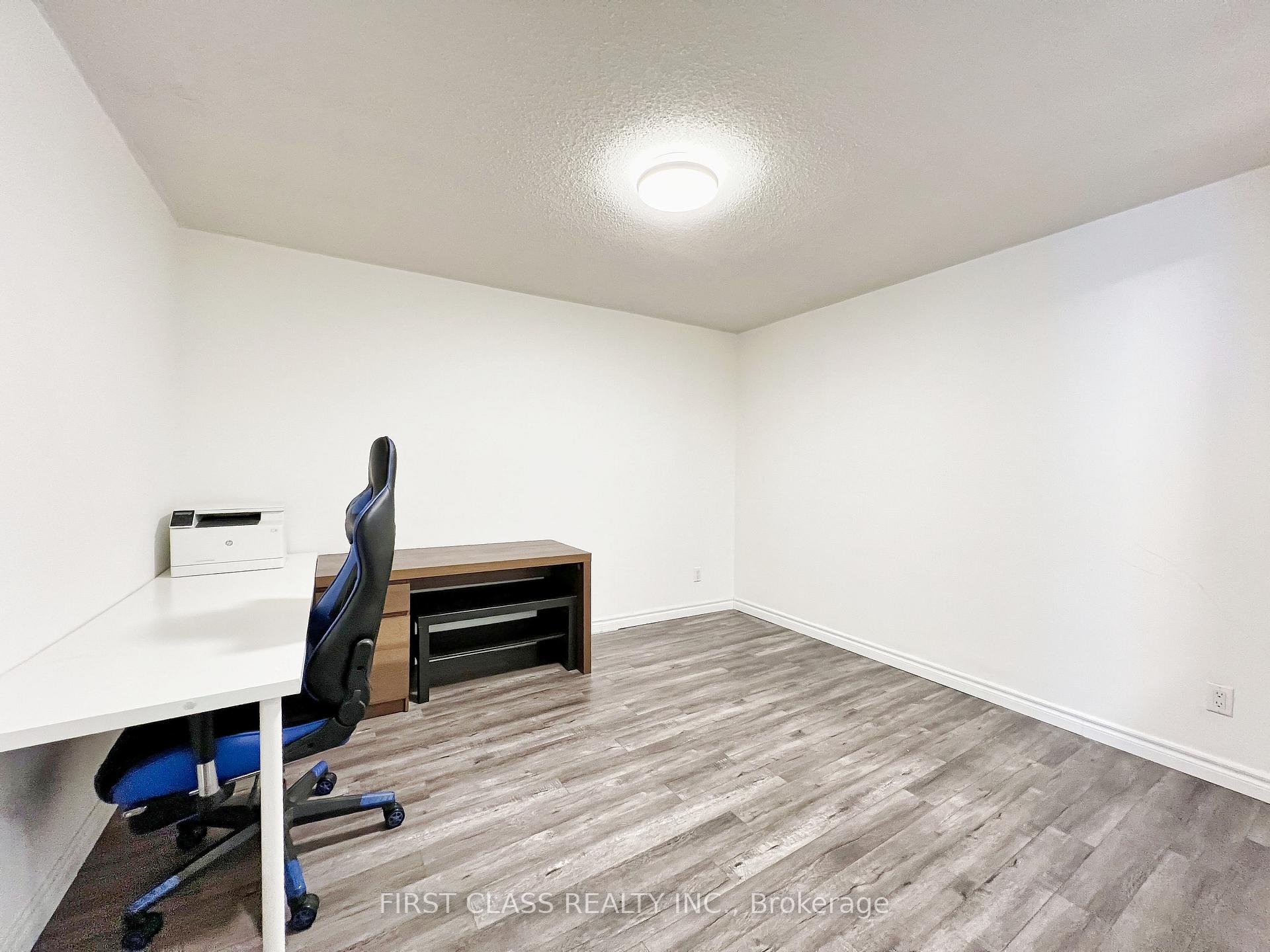 3 Bedrooms Condo at 275 Bamburgh, Toronto For sale