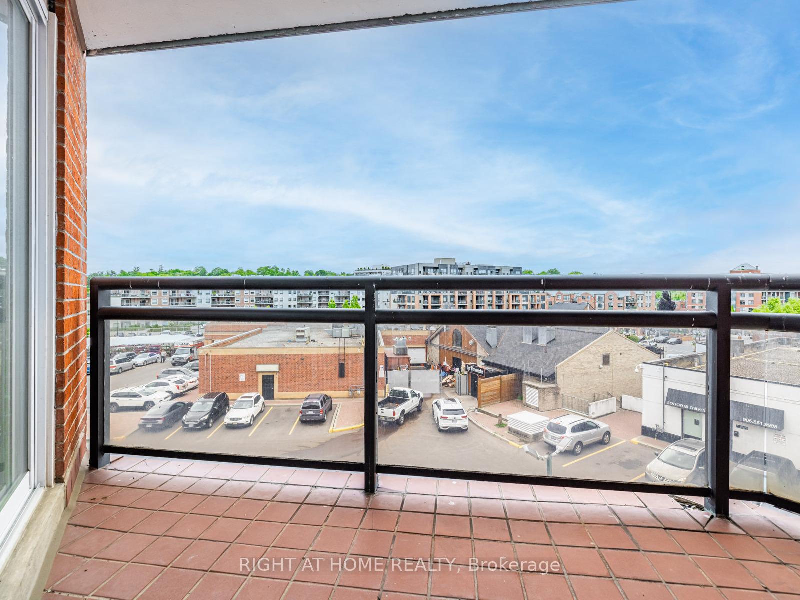 2 Bedrooms Condo at 100 Arbors, Vaughan For sale