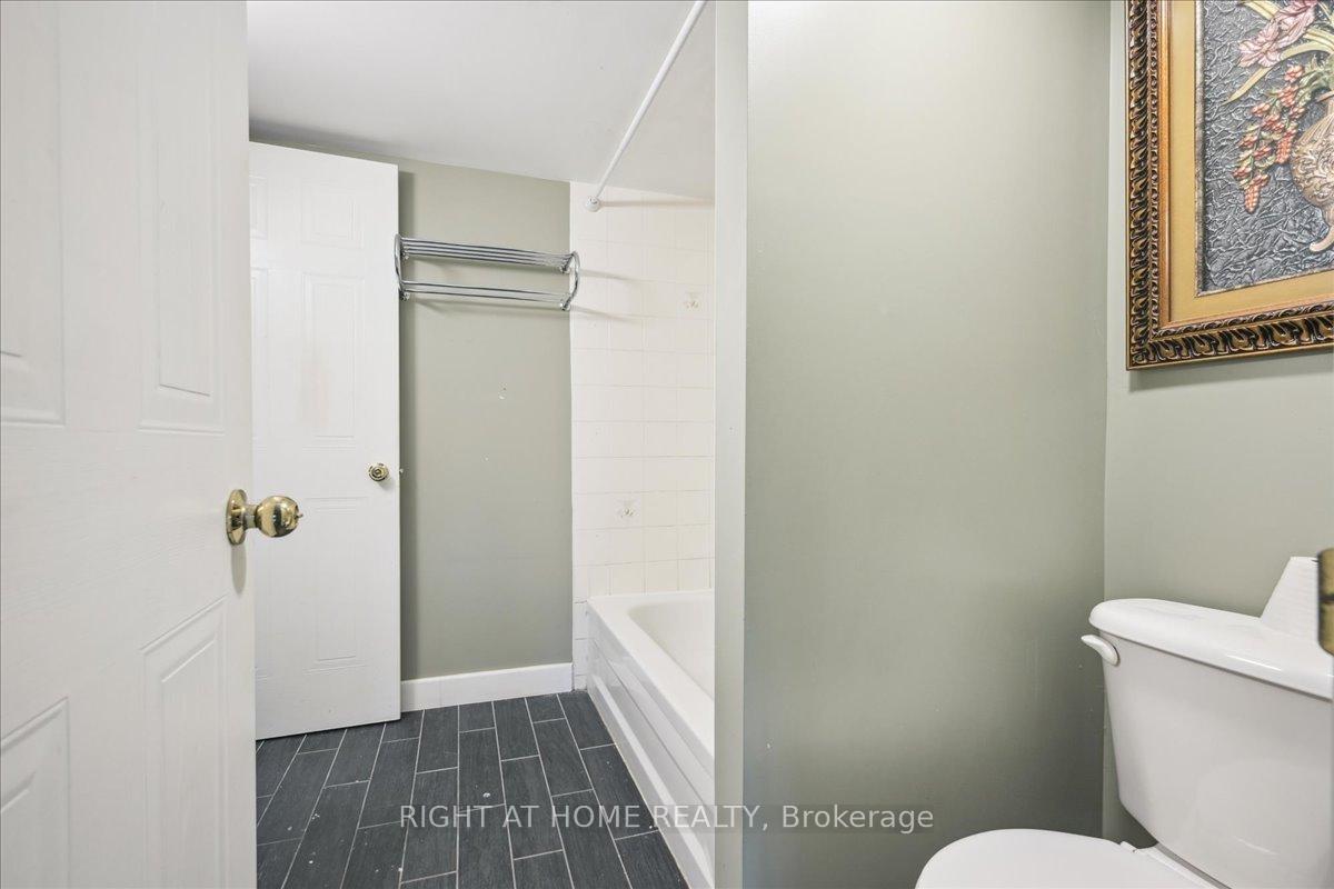 3 Bedrooms Condo at 65 Bristol, Mississauga For sale