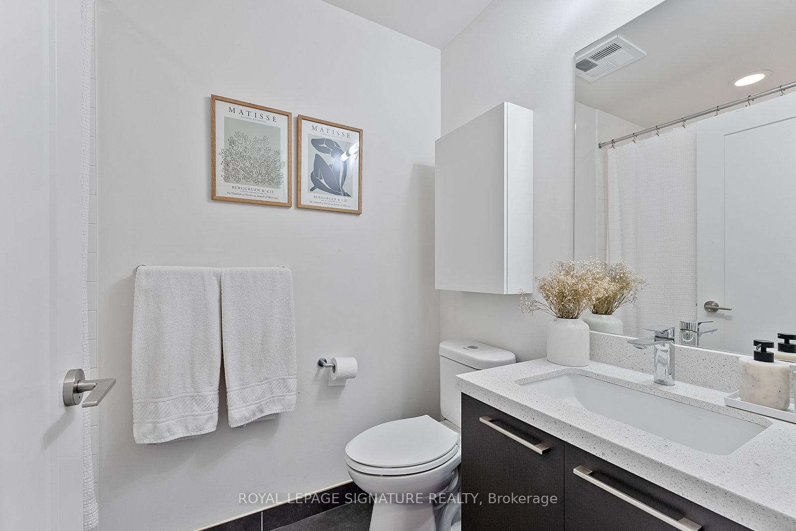 2 Bedrooms Condo at 30 Roehampton, Toronto For sale