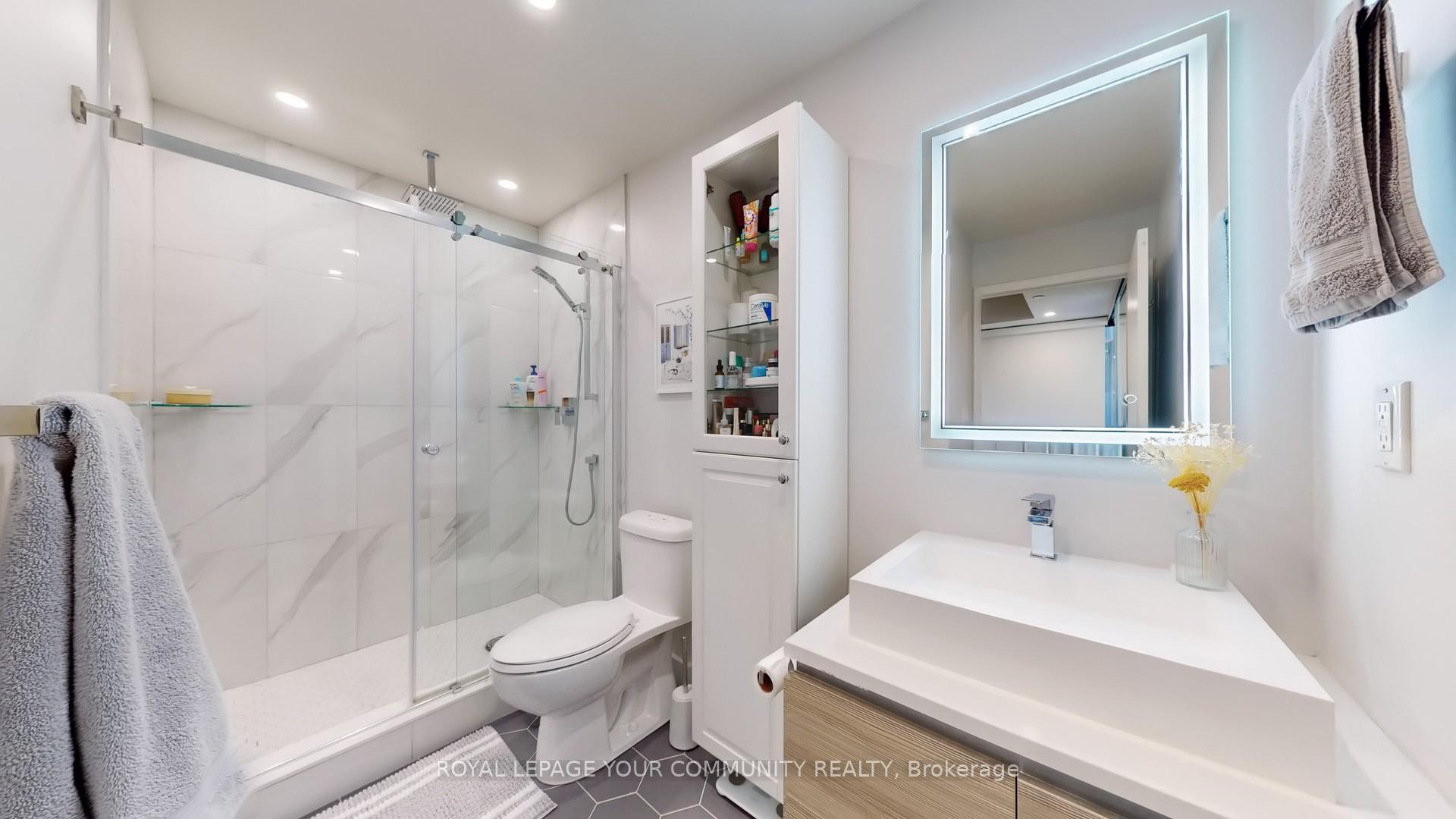 2 Bedrooms Condo at 111 Bathurst, Toronto For sale
