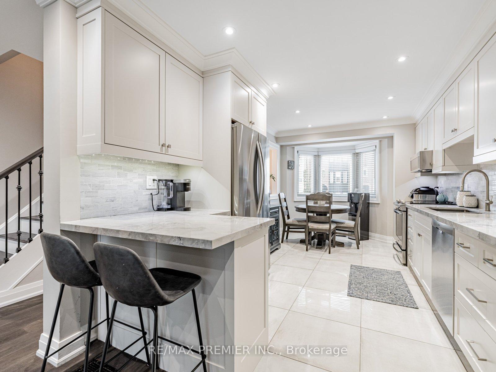 3 Bedrooms Condo at 213 Woodbridge, Vaughan For sale