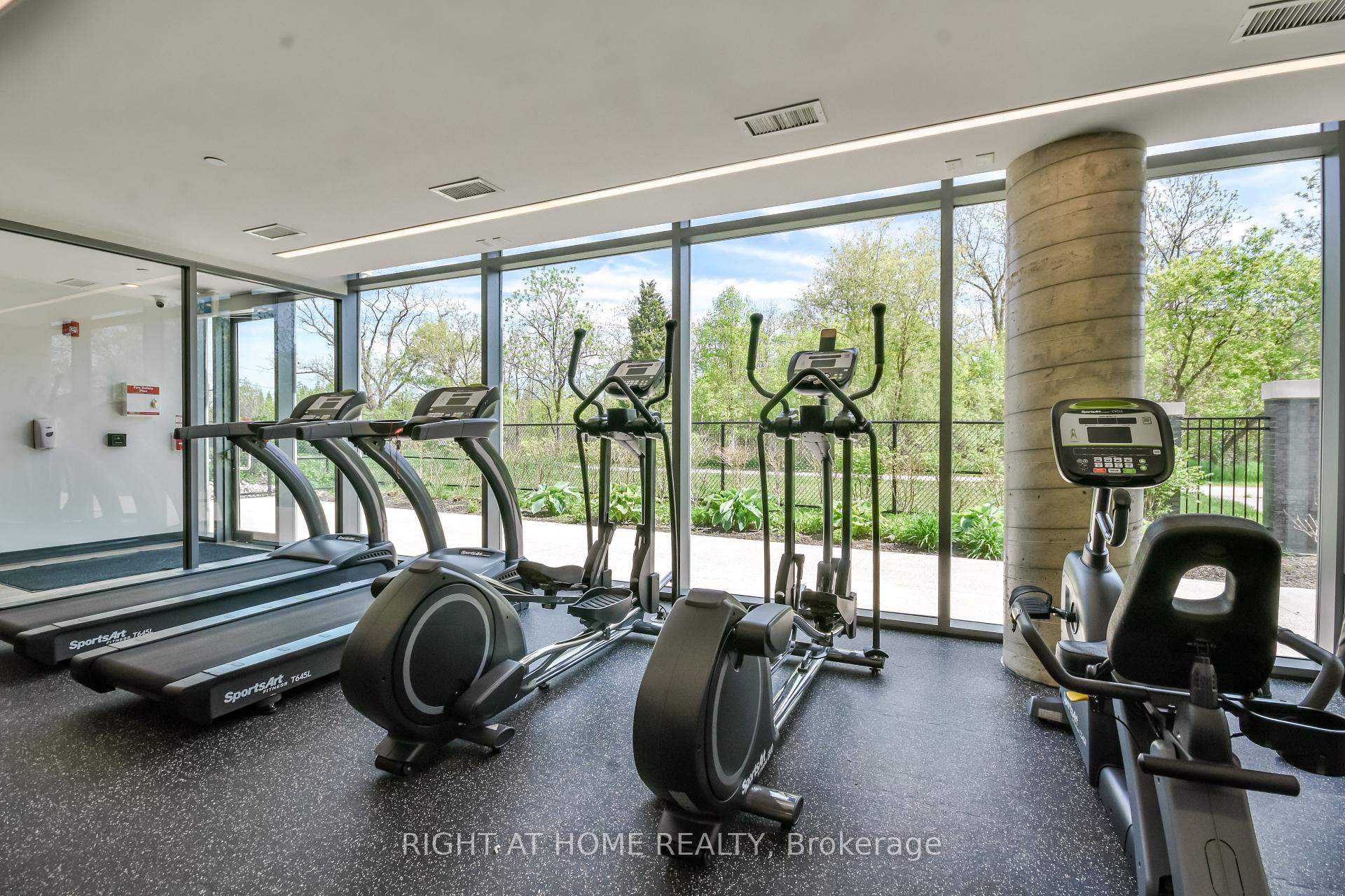 3 Bedrooms Condo at 5230 Dundas, Burlington For sale