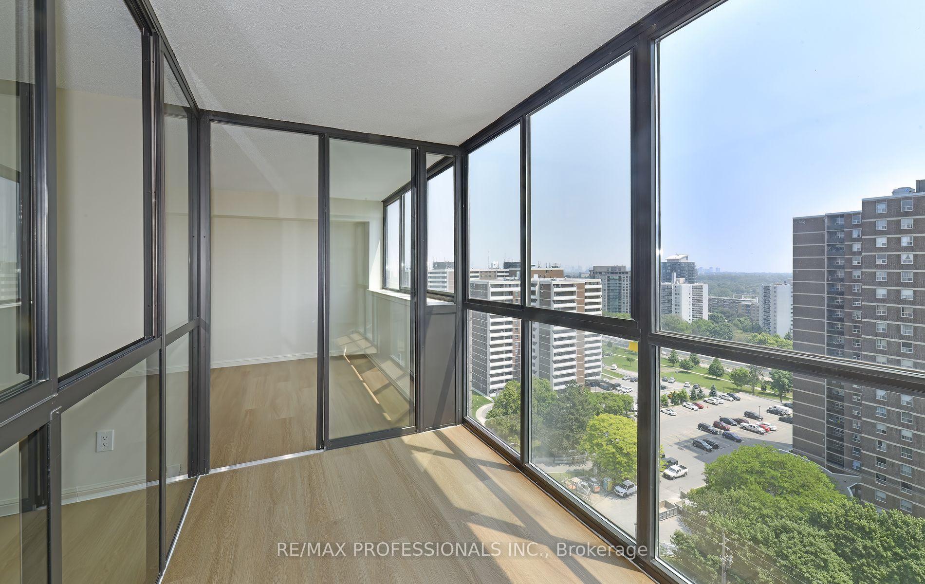 3 Bedrooms Condo at 40 Richview, Toronto For sale