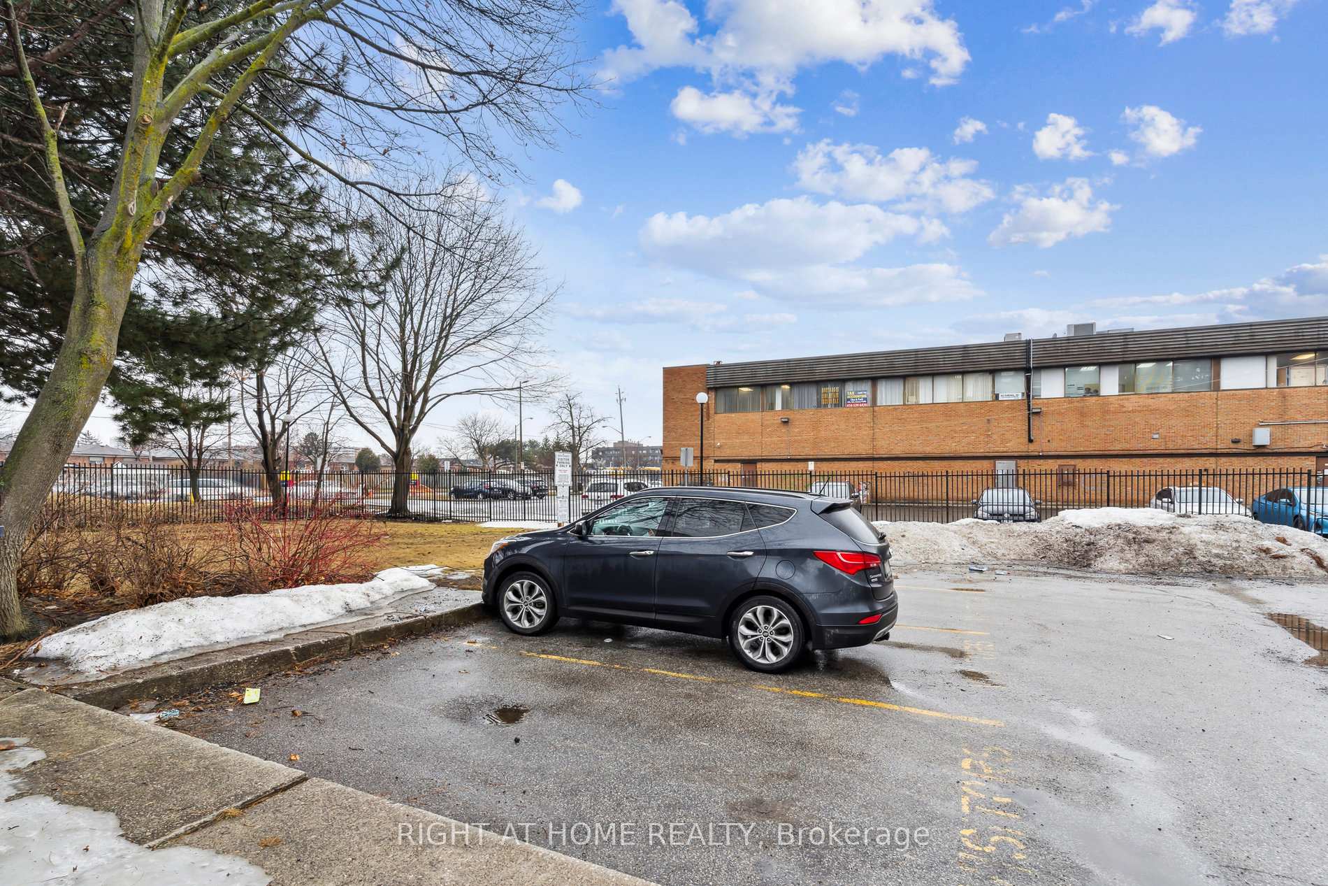 6 Bedrooms Condo at 44 Chester Le, Toronto For sale