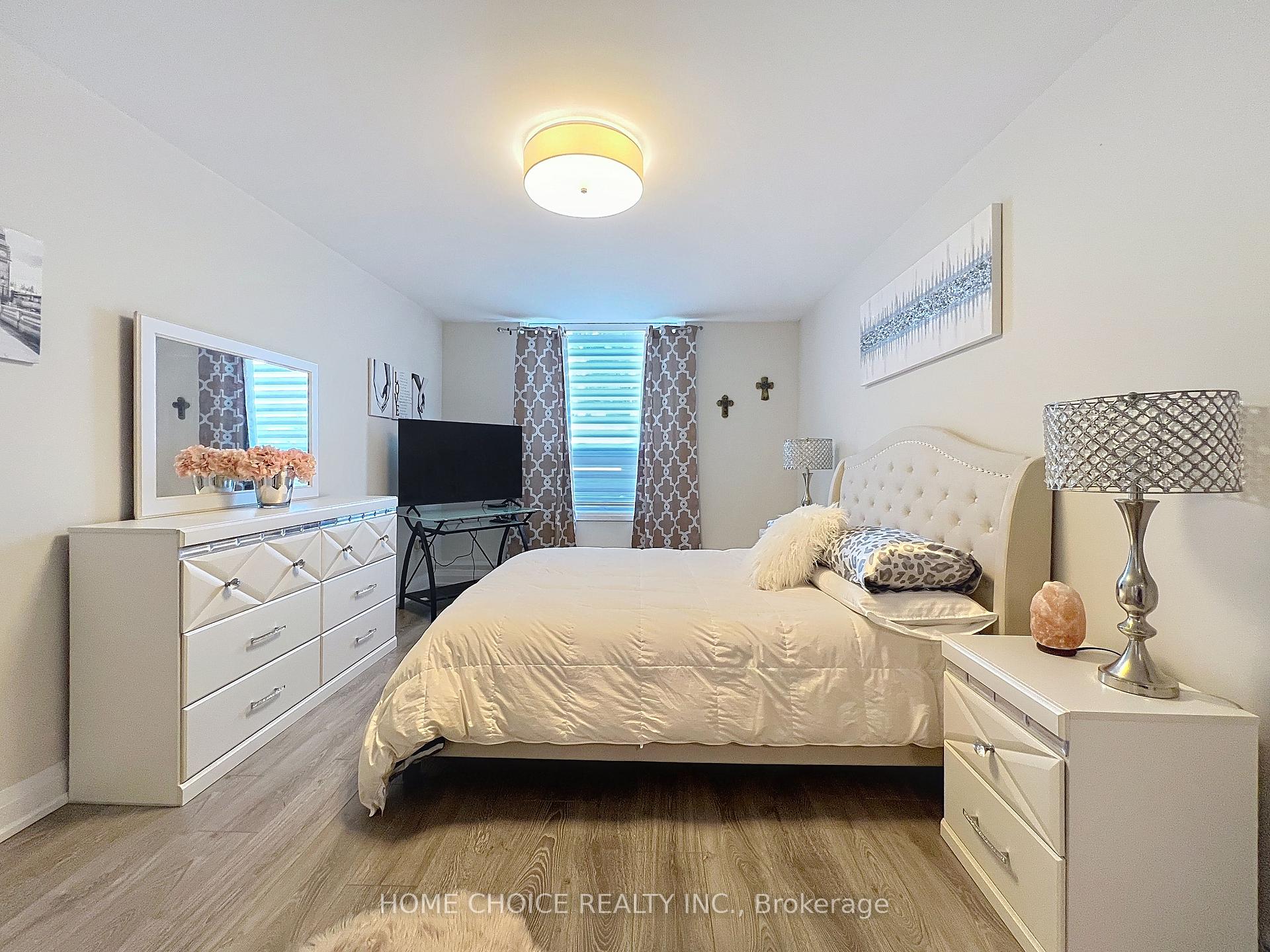 3 Bedrooms Condo at 15 La Rose, Toronto For sale