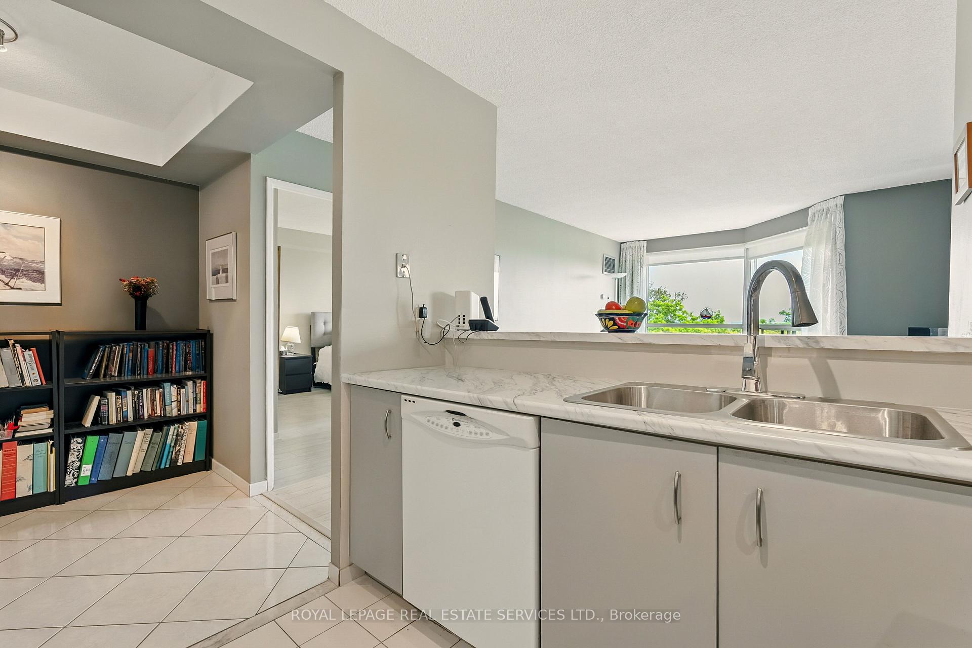 1 Bedroom Condo at 2155 Burnhamthorpe, Mississauga For sale