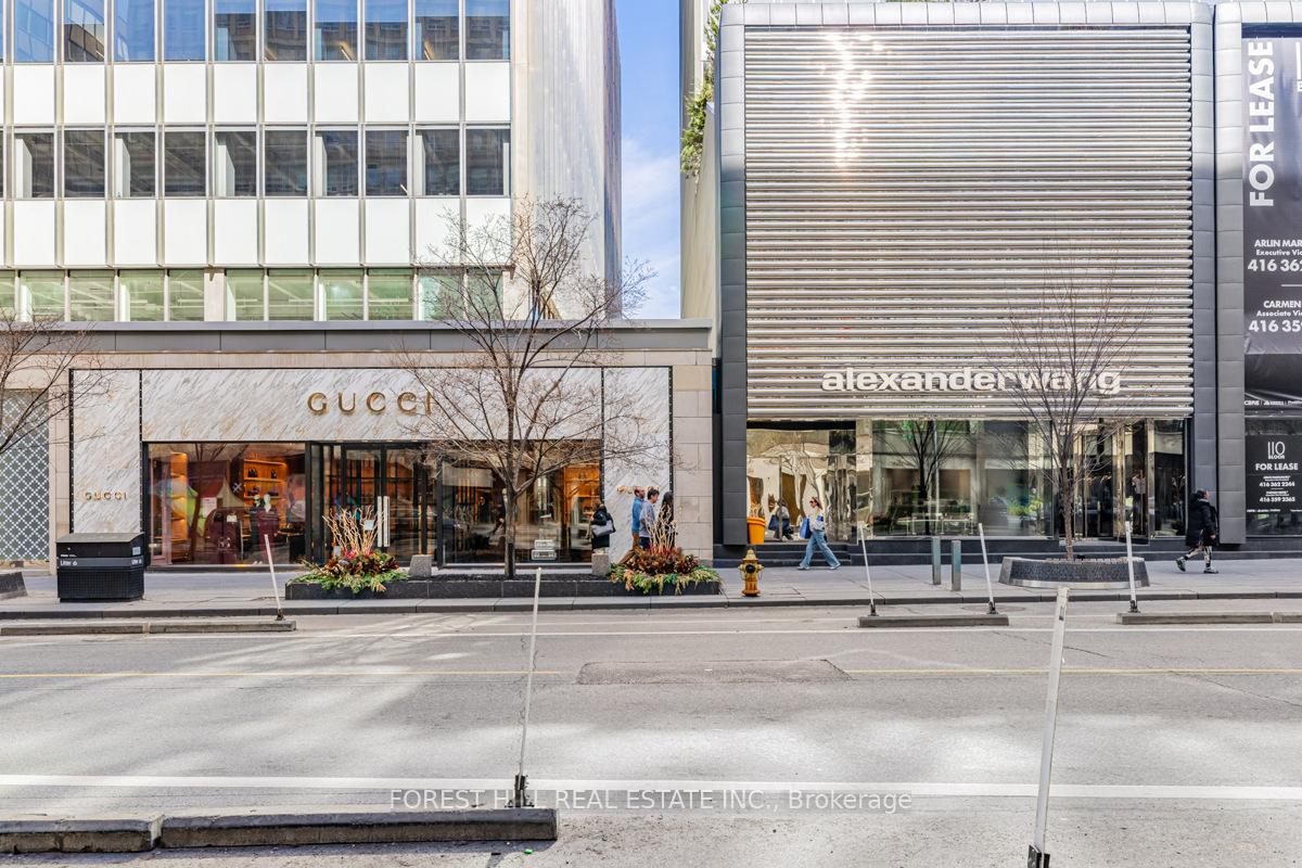 2 Bedrooms Condo at 175 Cumberland, Toronto For sale