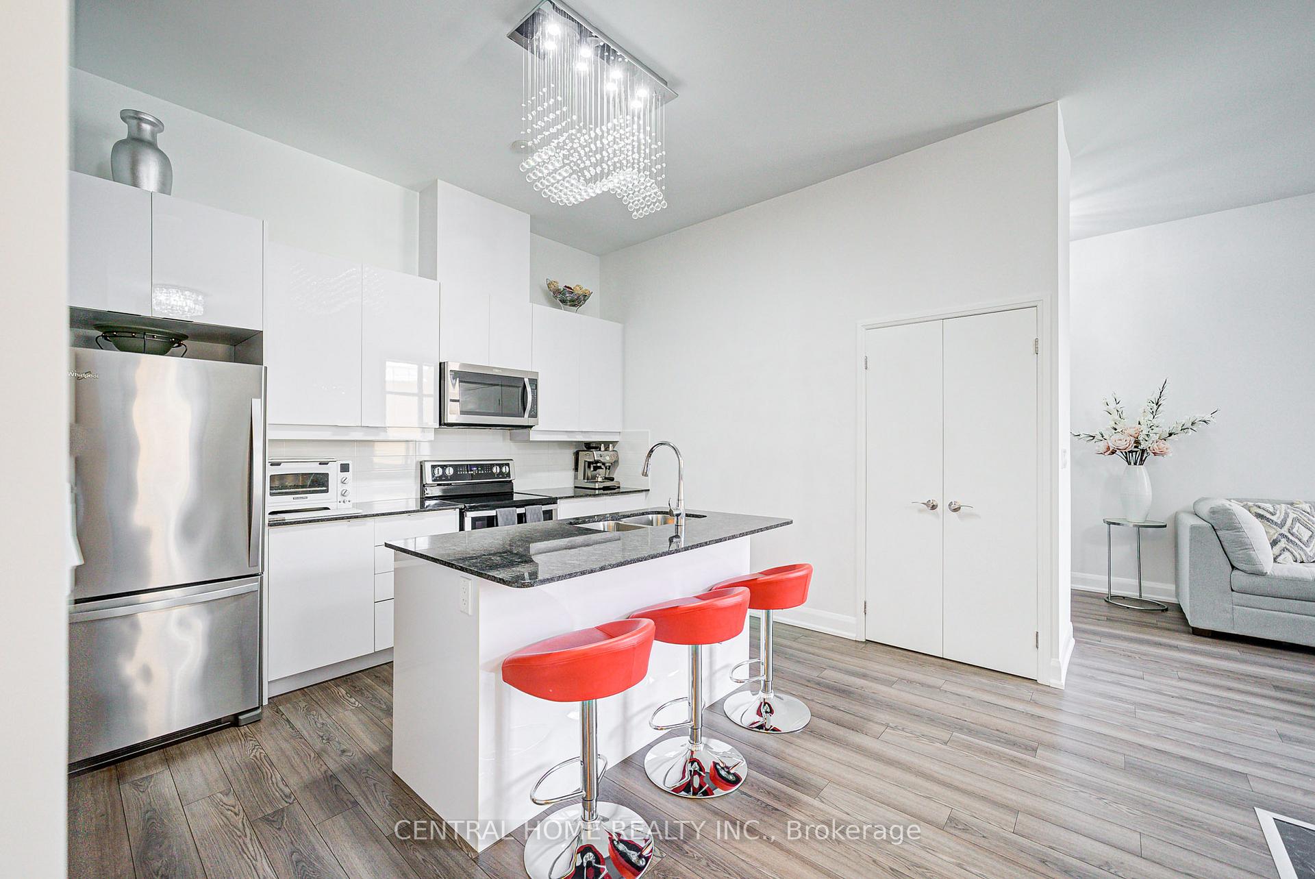 2 Bedrooms Condo at 2910 Highway 7, Vaughan For sale