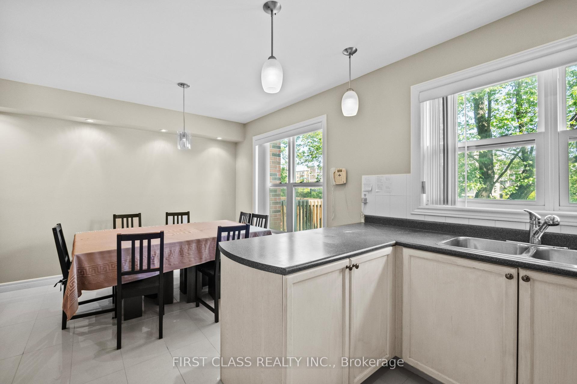 4 Bedrooms Condo at 10A Leaside Park, Toronto For sale