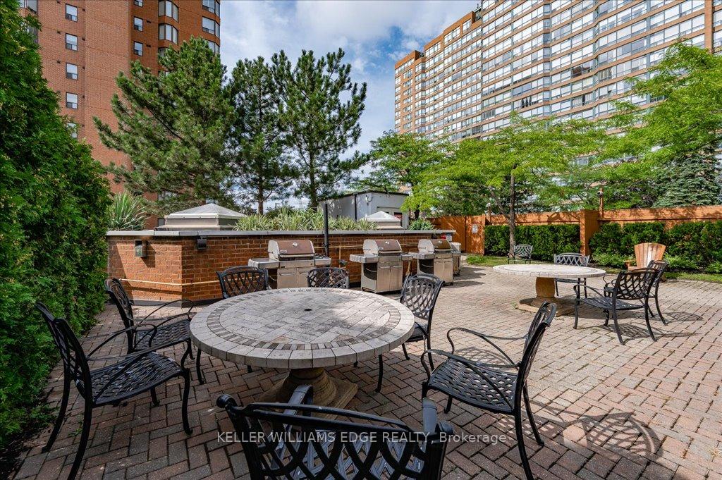 2 Bedrooms Condo at 1270 Maple Crossing, Burlington For sale