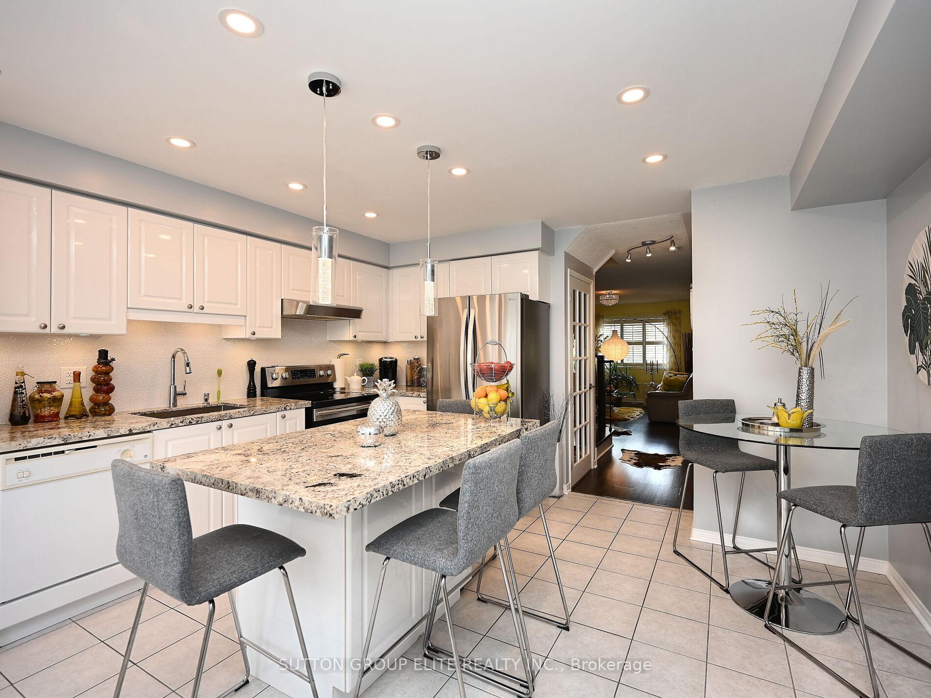 3 Bedrooms Condo at 601 Shoreline, Mississauga For sale