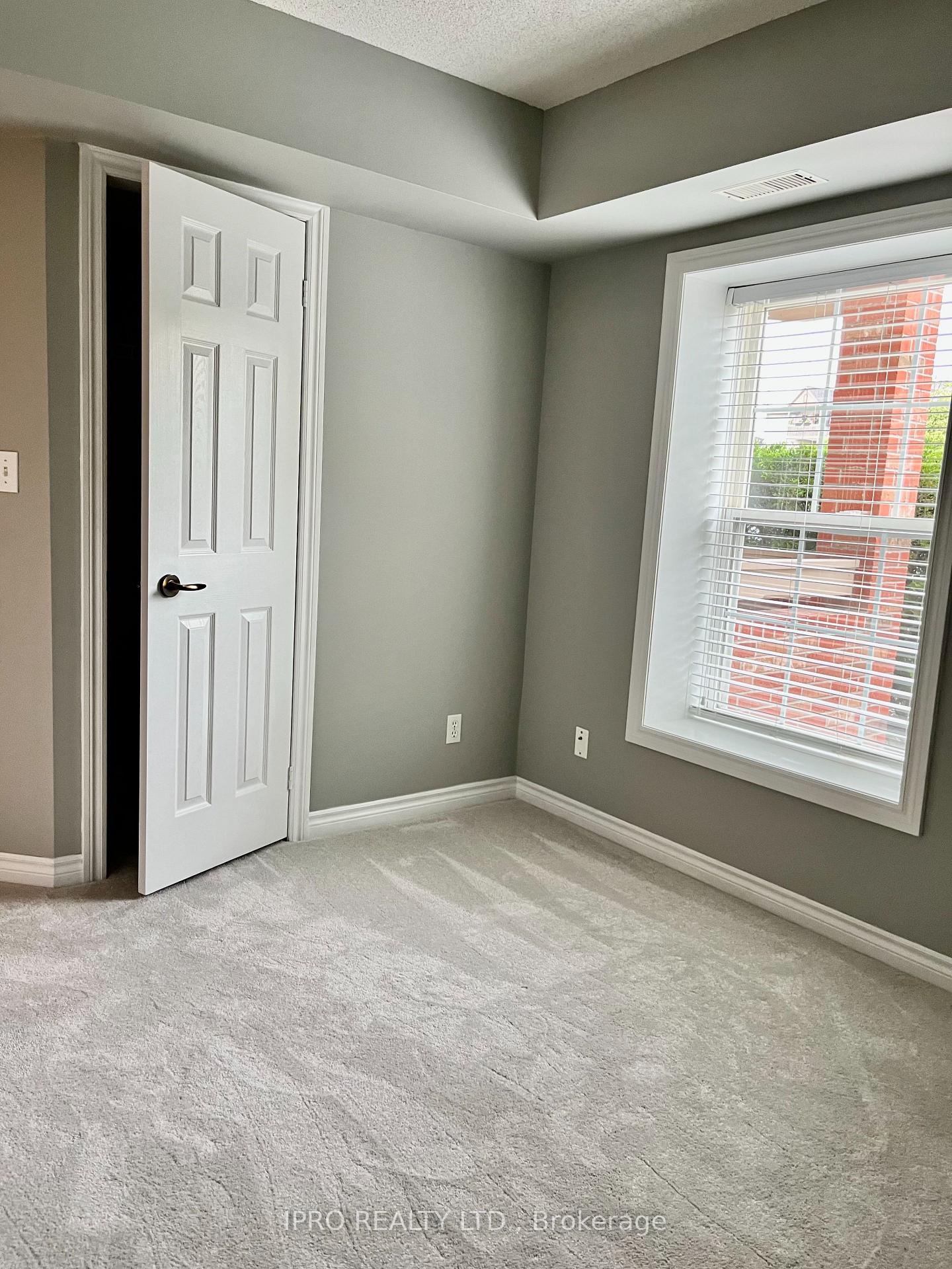 2 Bedrooms Condo at 4013 Kilmer, Burlington For sale