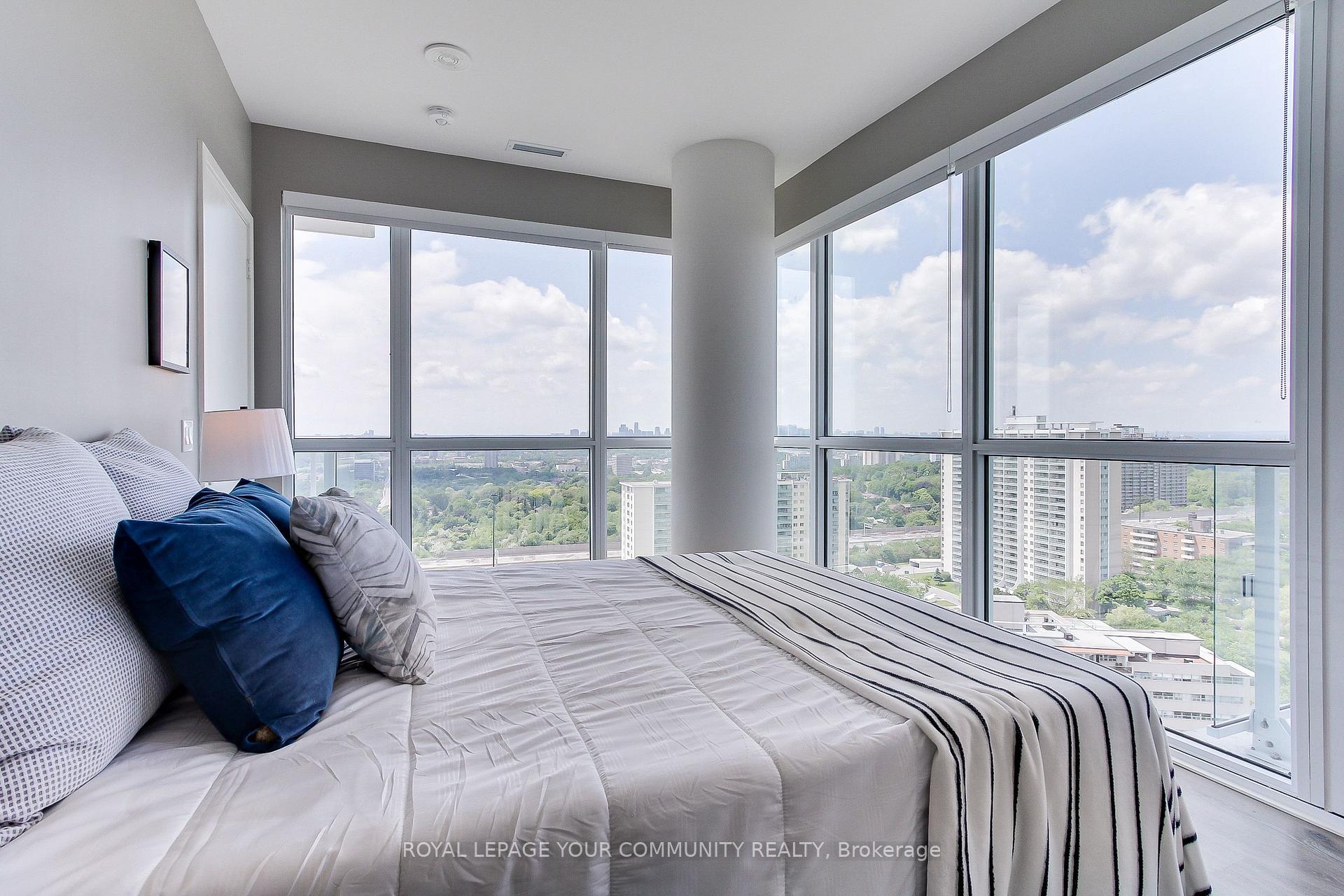2 Bedrooms Condo at 10 Deerlick, Toronto For sale