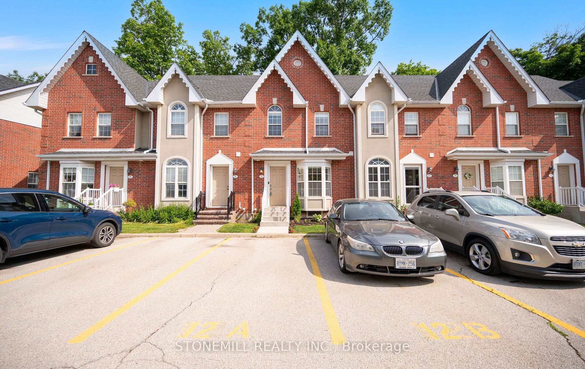 2 Bedrooms Condo at 4200 Kilmer, Burlington For sale