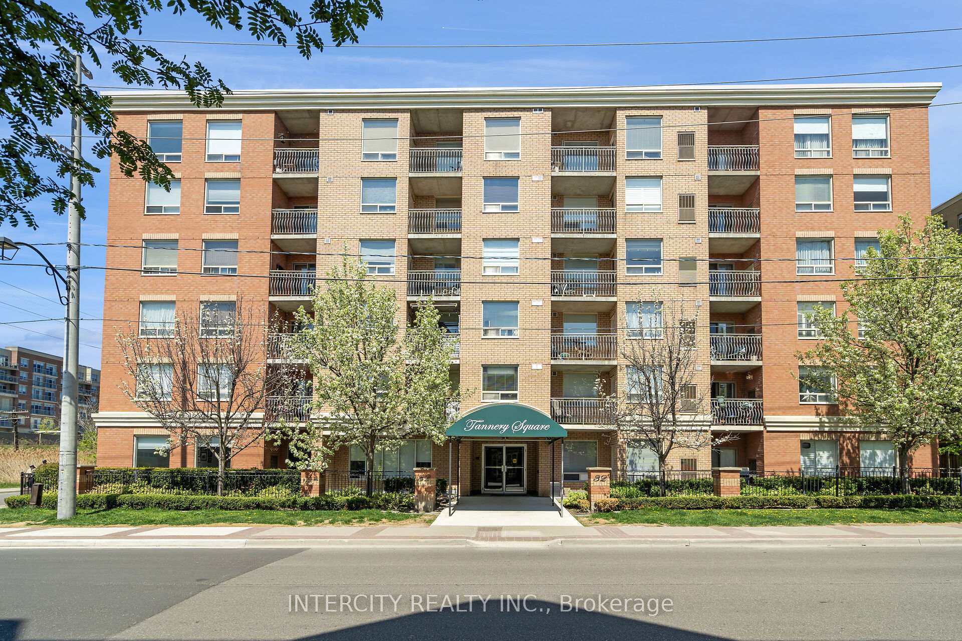 3 Bedrooms Condo at 32 Tannery, Mississauga For sale