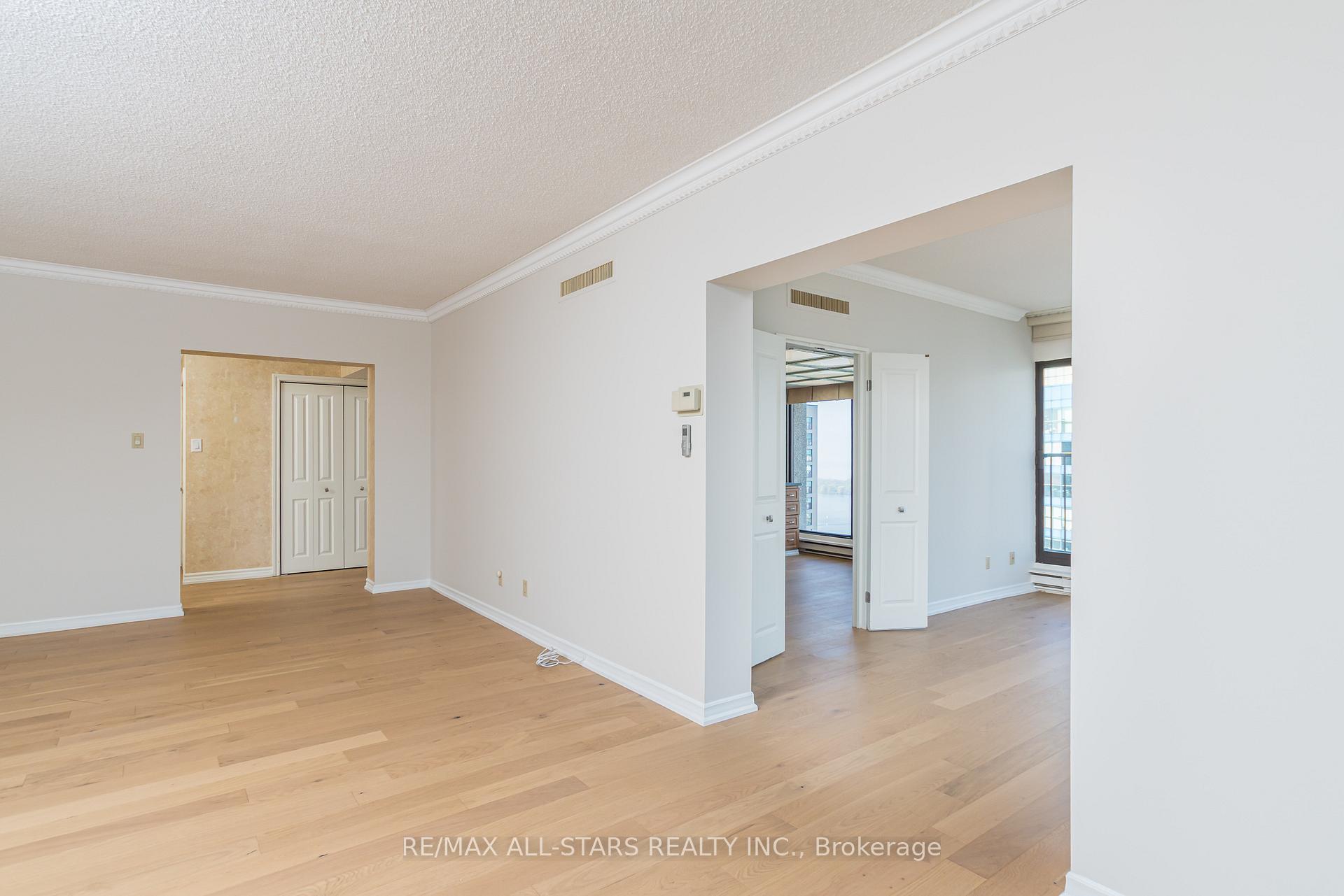 1 Bedroom Condo at 55 Harbour, Toronto For sale