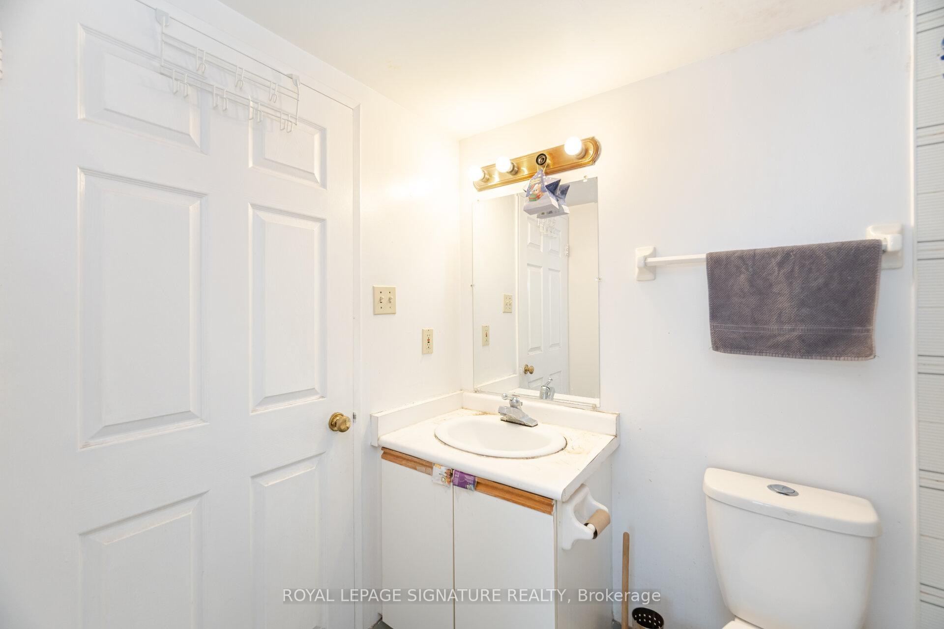 3 Bedrooms Condo at 250 Webb, Mississauga For sale