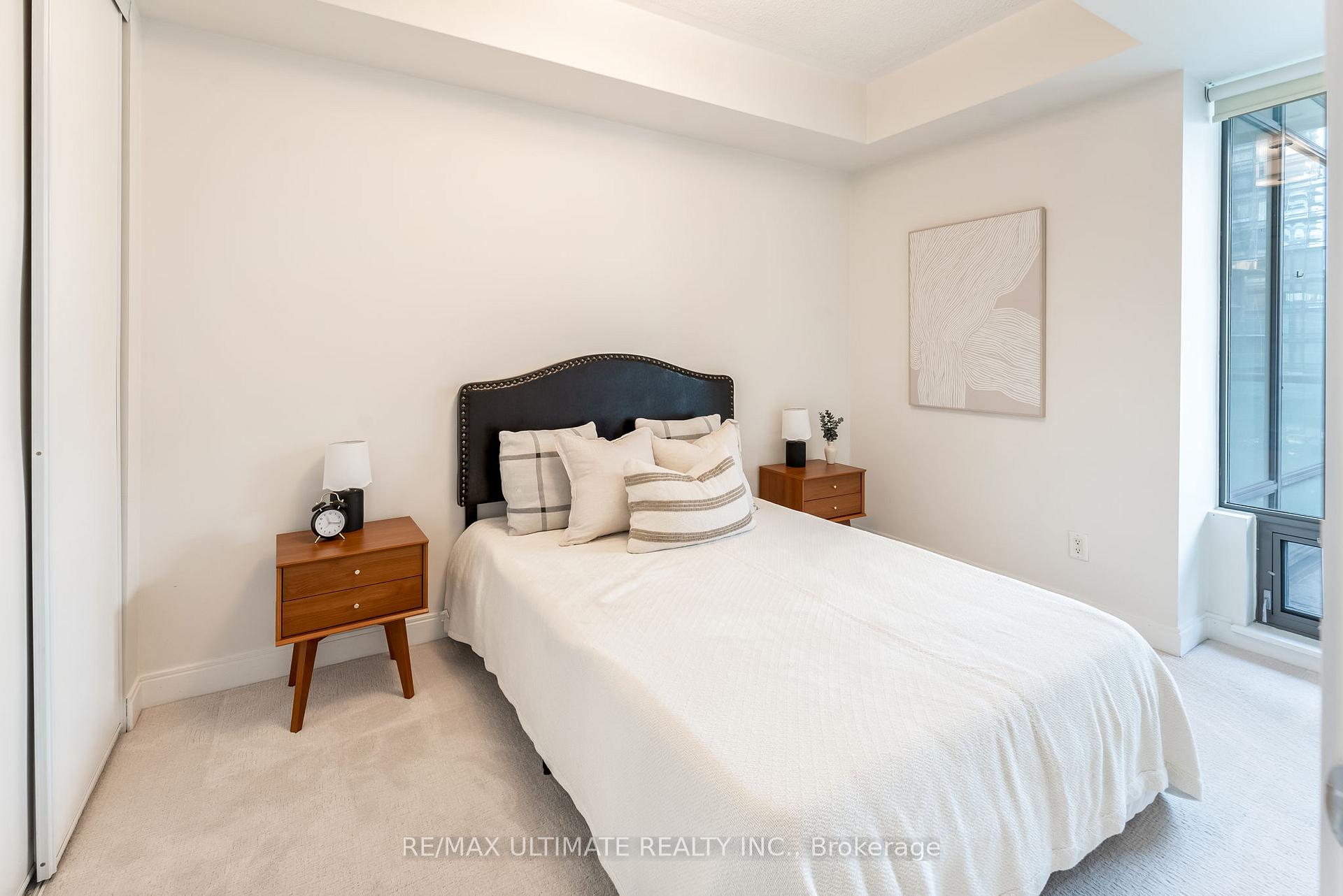 2 Bedrooms Condo at 18 Yorkville, Toronto For sale
