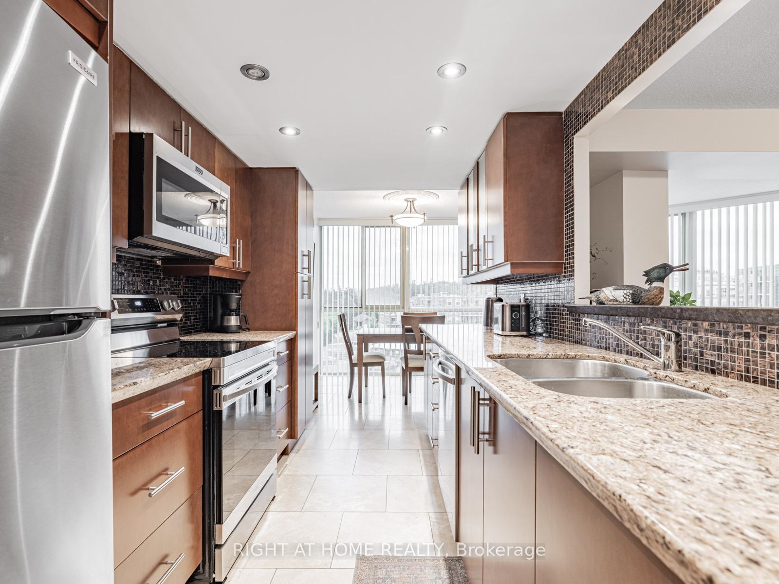 2 Bedrooms Condo at 100 Arbors, Vaughan For sale