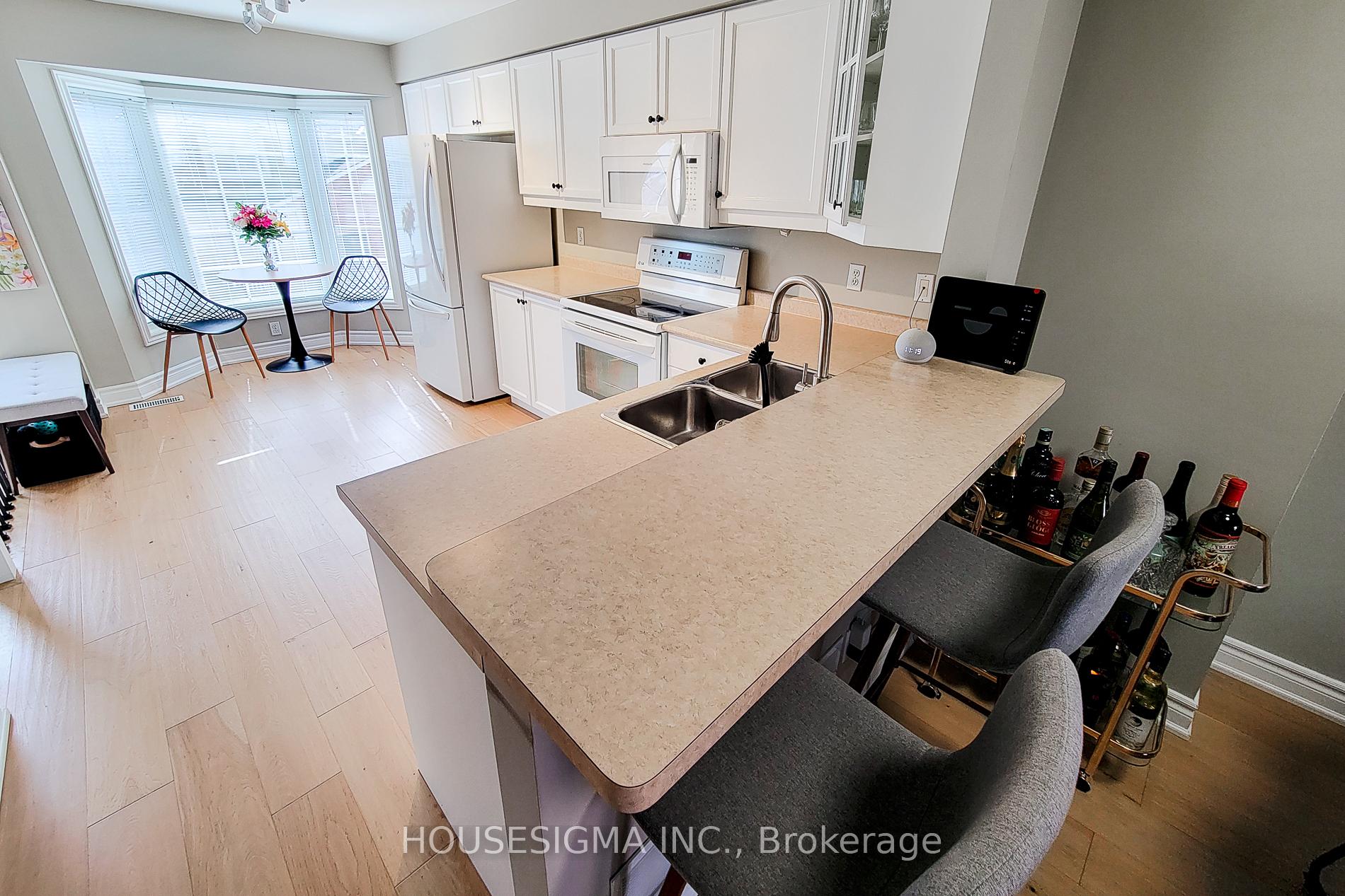 2 Bedrooms Condo at 3480 Upper Middle, Burlington For sale