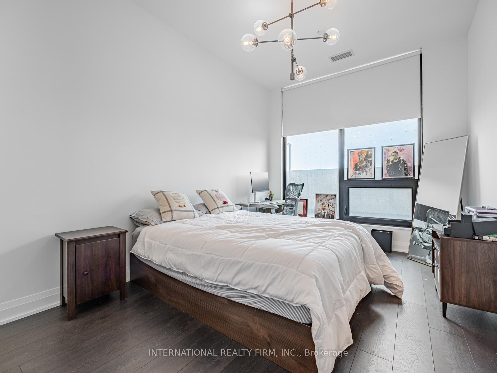 2 Bedrooms Condo at 33 Frederick Todd, Toronto For sale
