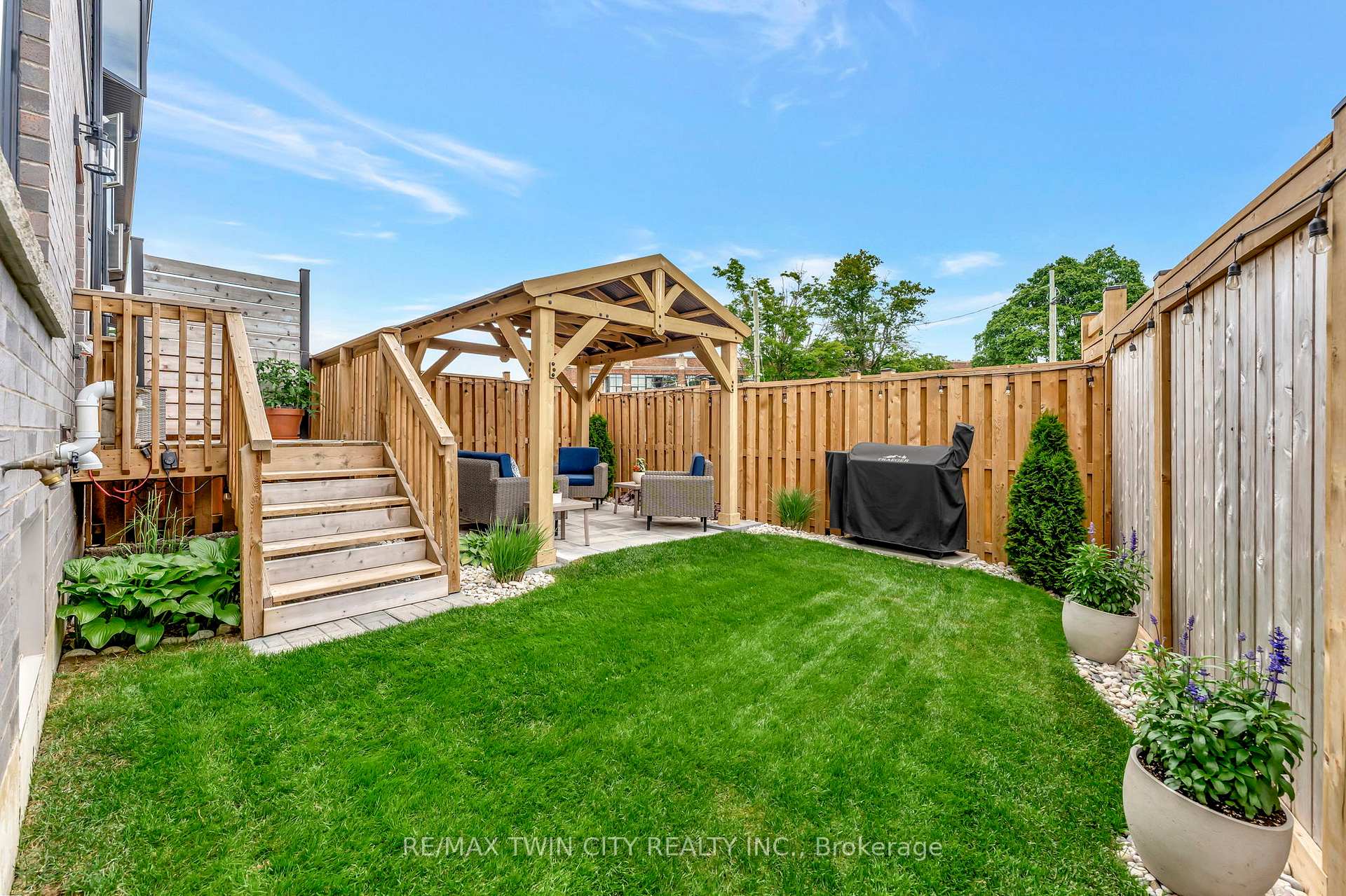 3 Bedrooms Condo at 4 Southam, Hamilton For sale