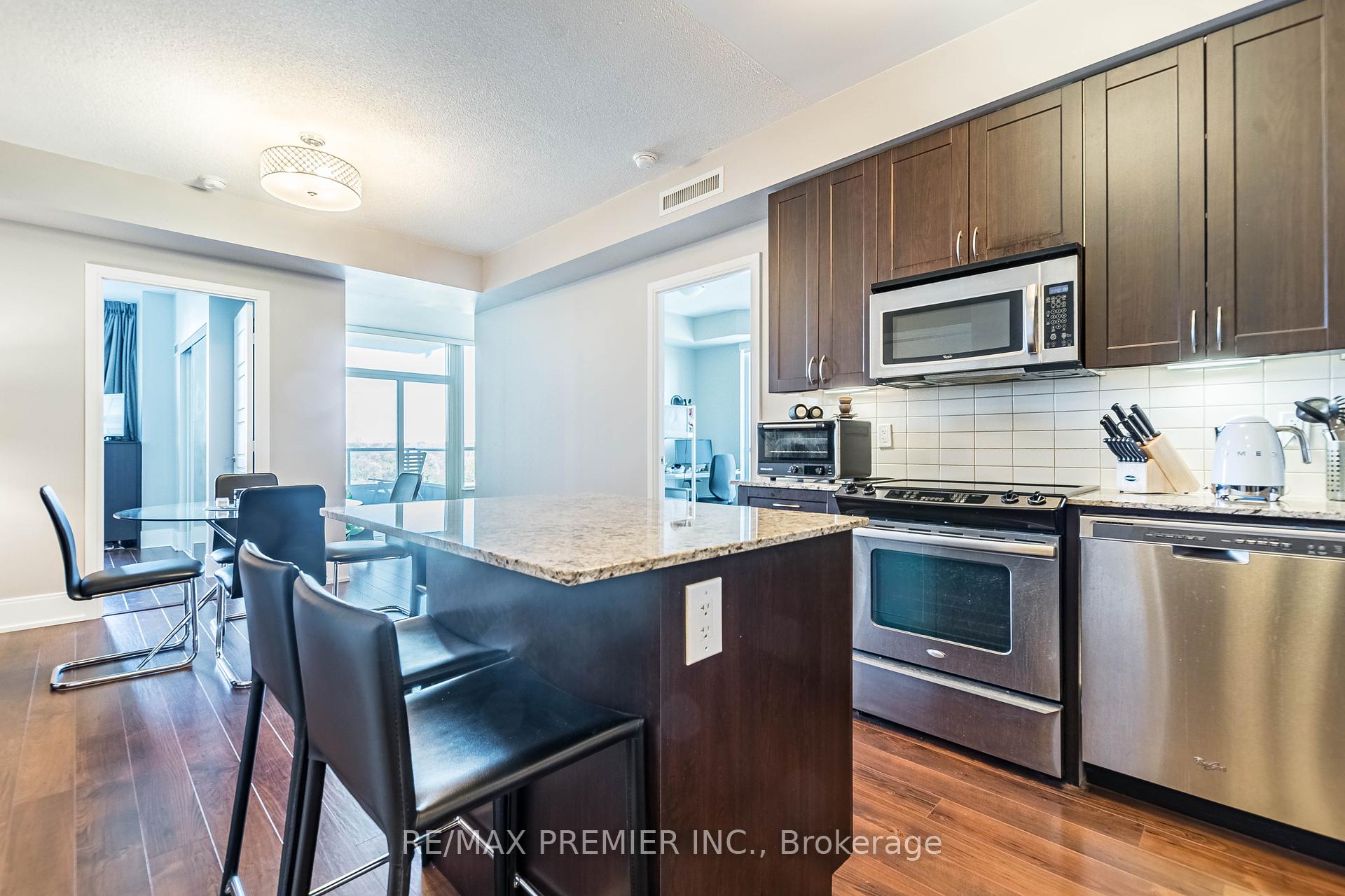 2 Bedrooms Condo at 15 Viking, Toronto For sale