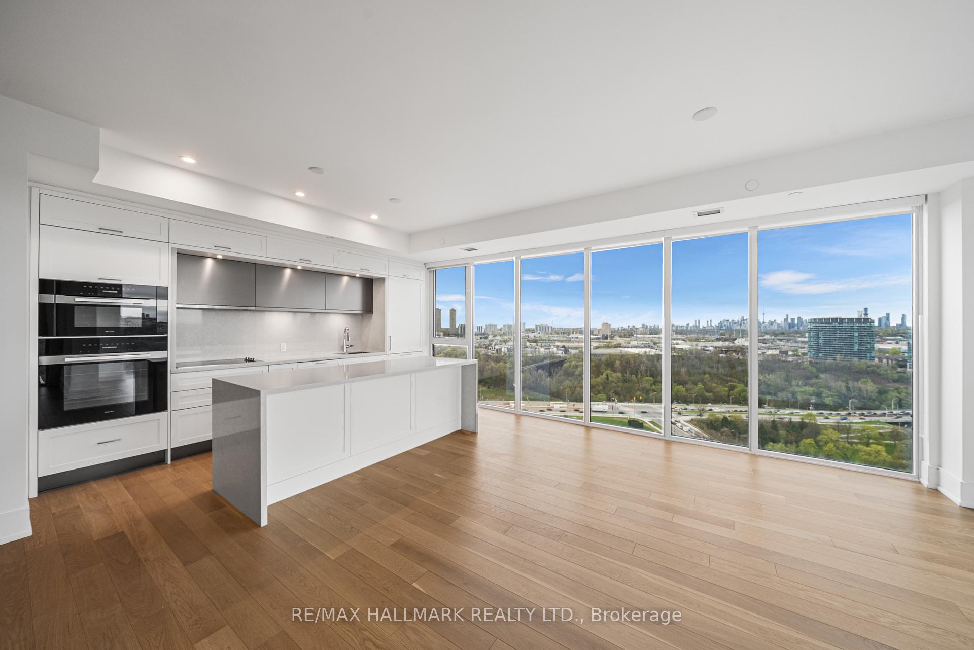 3 Bedrooms Condo at 10 Inn On The Park, Toronto For sale