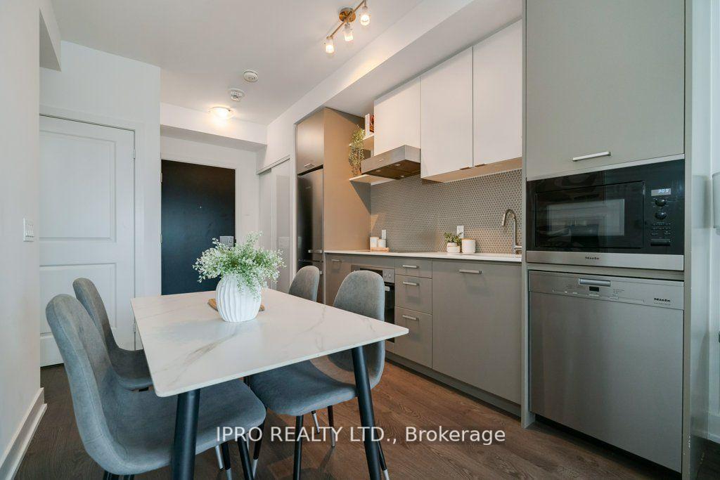 2 Bedrooms Condo at 11 Lillian, Toronto For sale