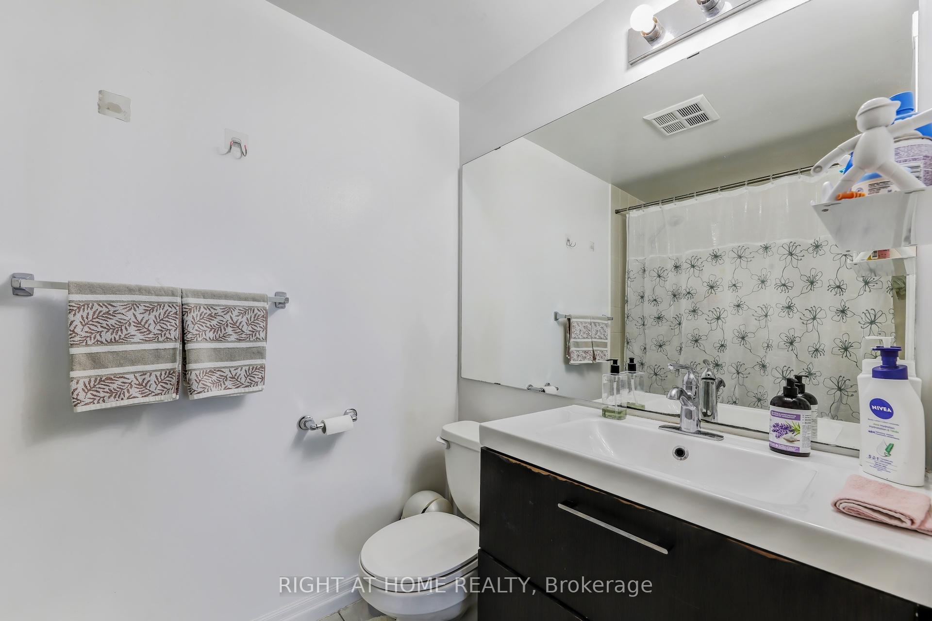 2 Bedrooms Condo at 3939 Duke Of York, Mississauga For sale