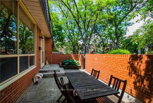 3 Bedrooms Condo at 69 Upper Canada, Toronto For sale
