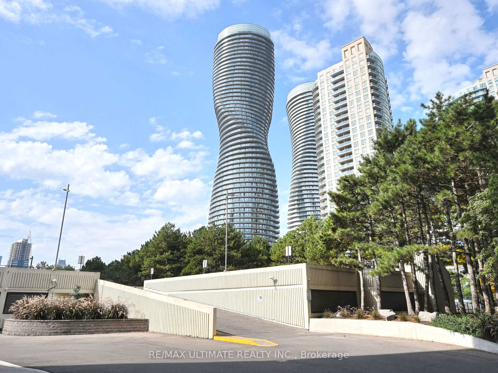 3 Bedrooms Condo at 3700 Kaneff, Mississauga For sale