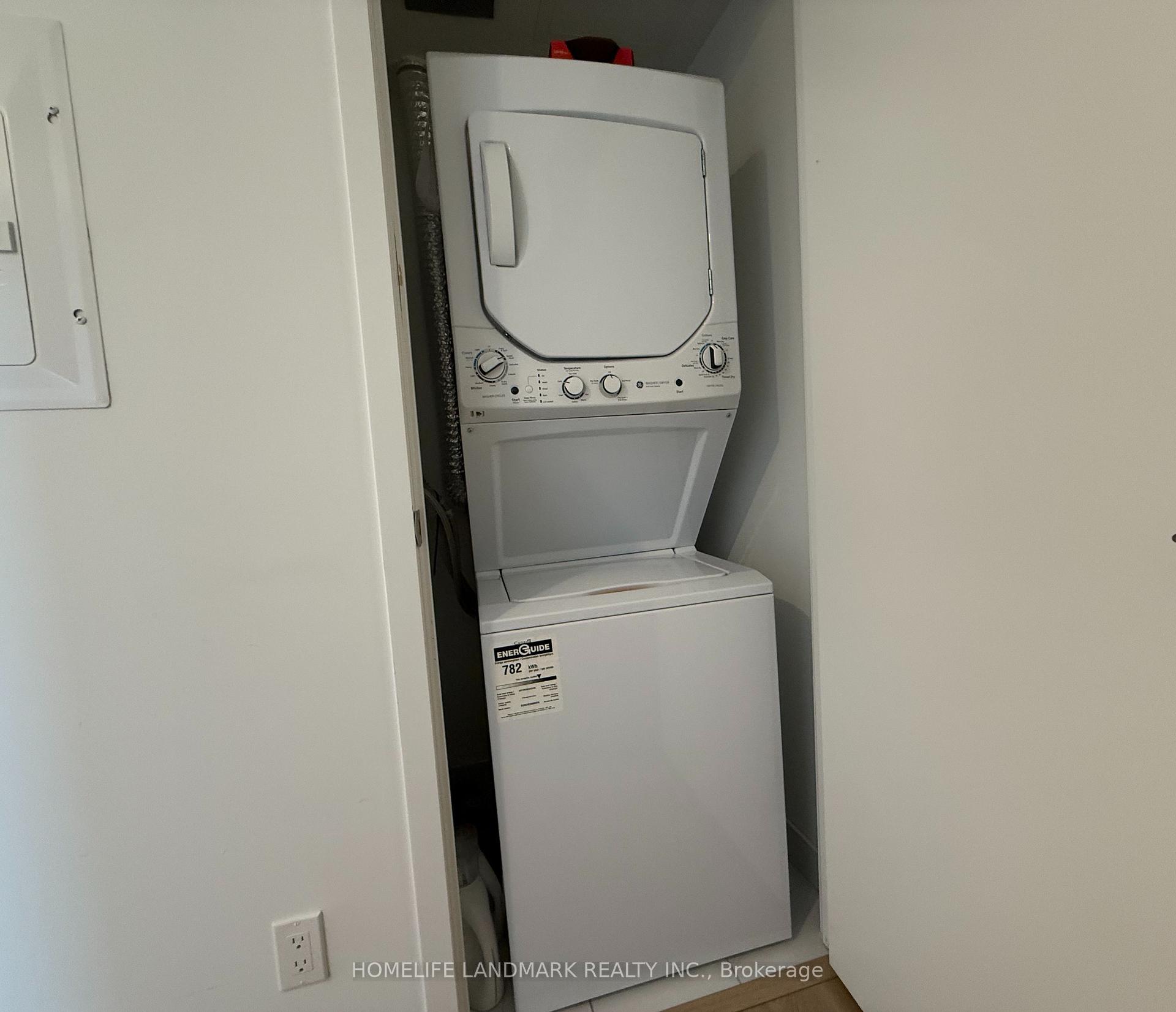 2 Bedrooms Condo at 501 Yonge, Toronto For sale
