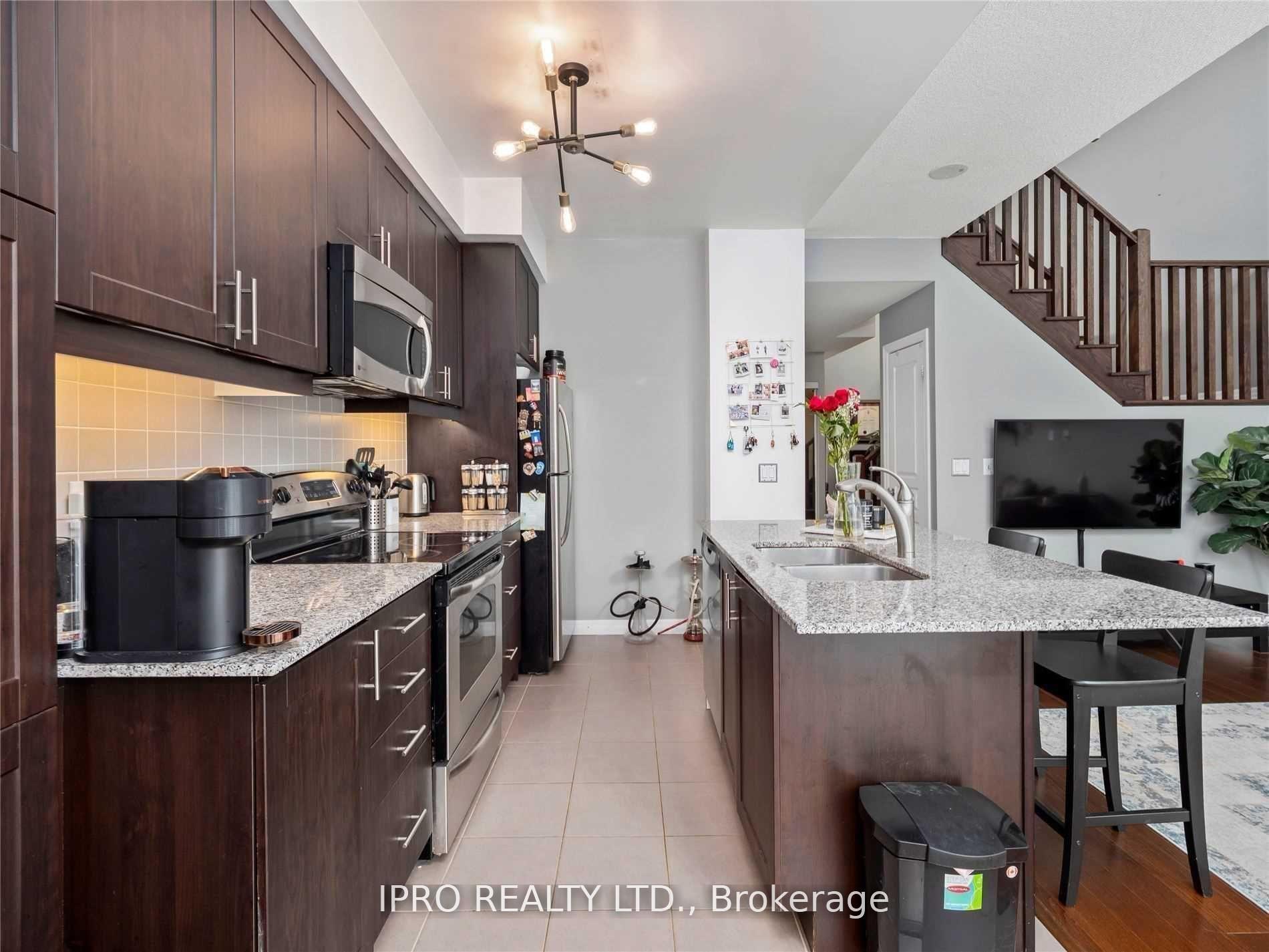 2 Bedrooms Condo at 223 Webb, Mississauga For sale