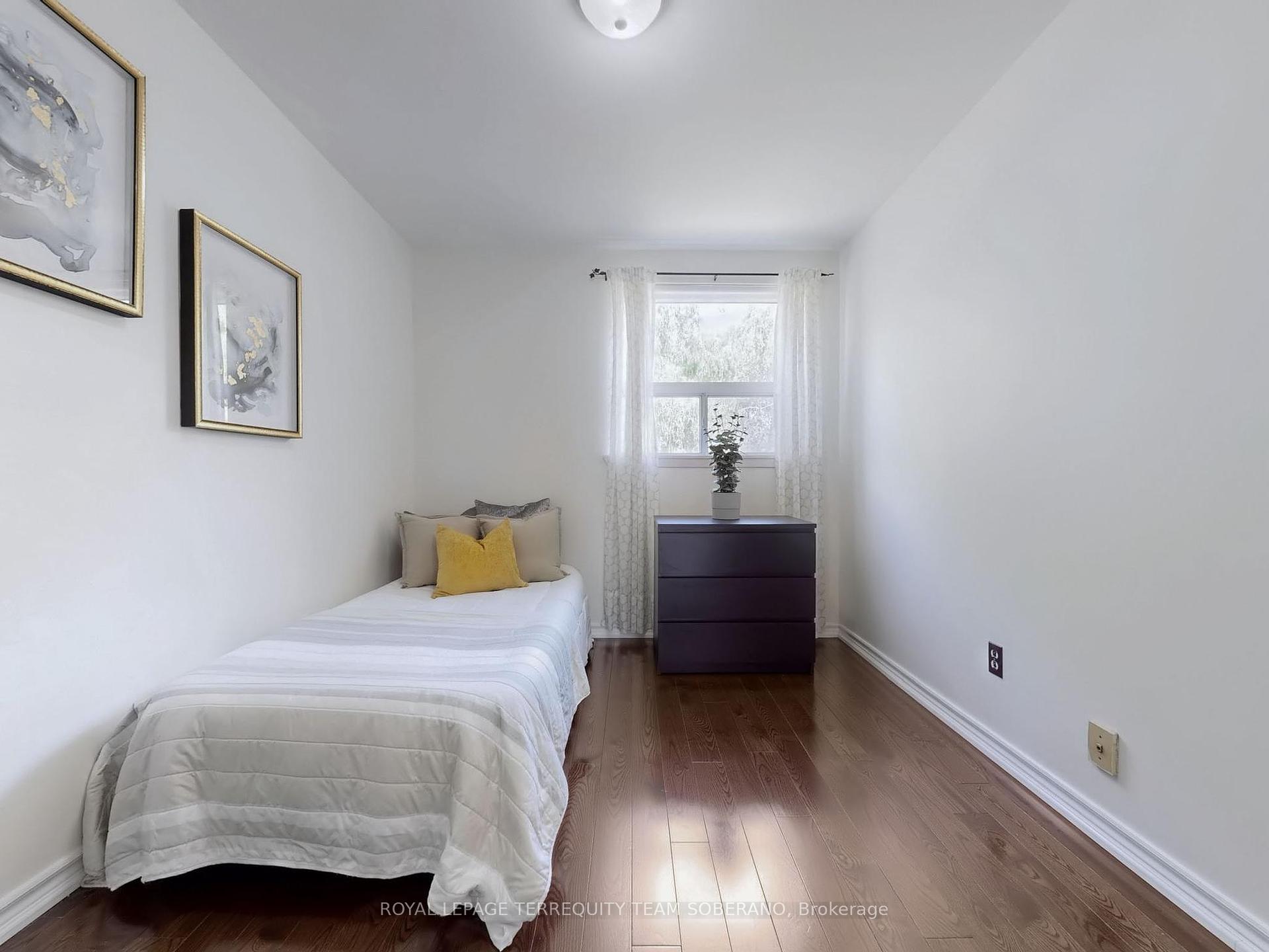 3 Bedrooms Condo at 8 Village Greenway, Toronto For sale