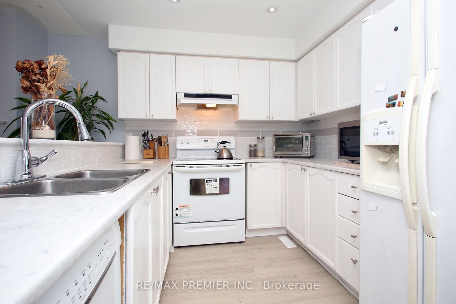 3 Bedrooms Condo at 45 Bristol, Mississauga For sale