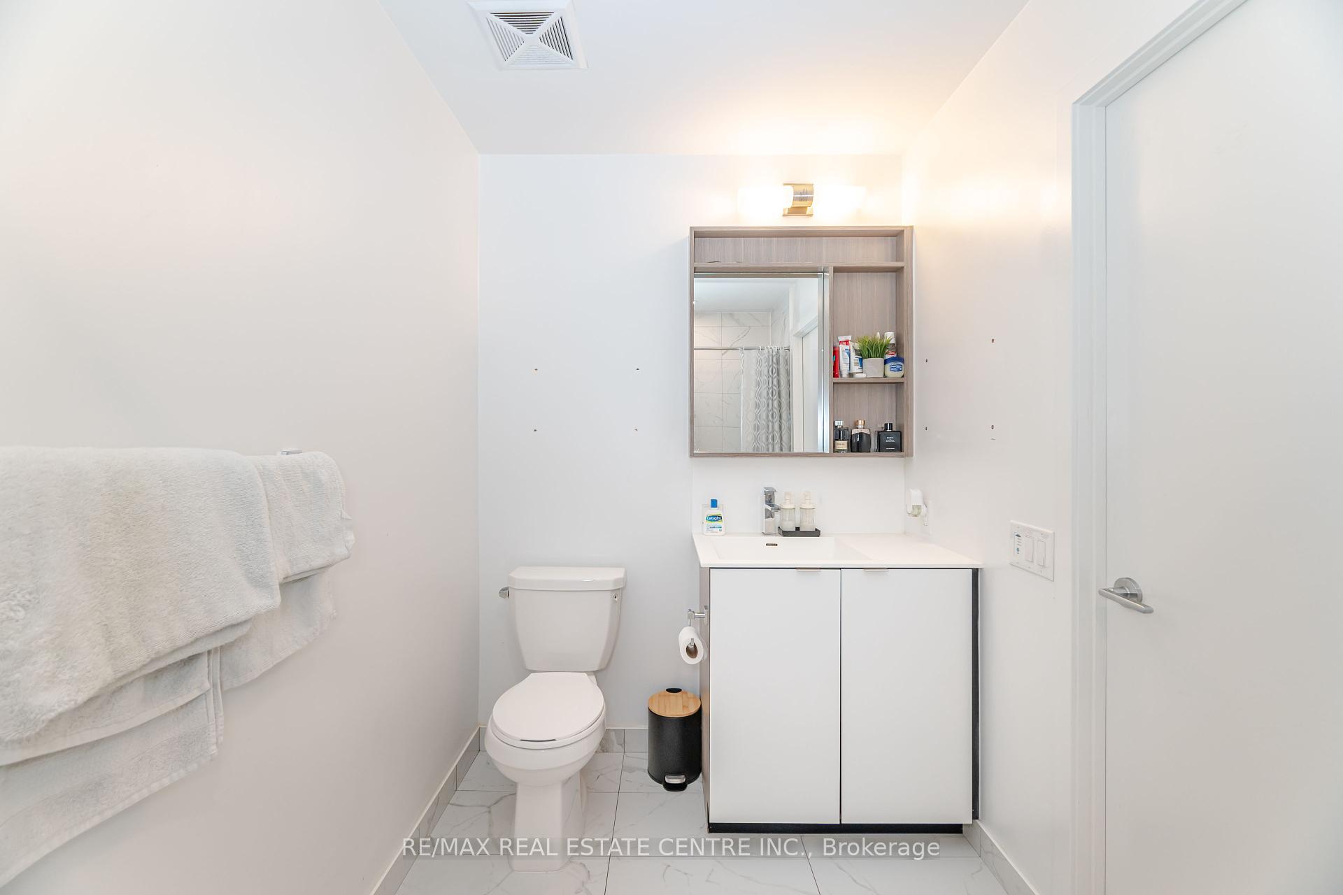 2 Bedrooms Condo at 4065 Confederation, Mississauga For sale