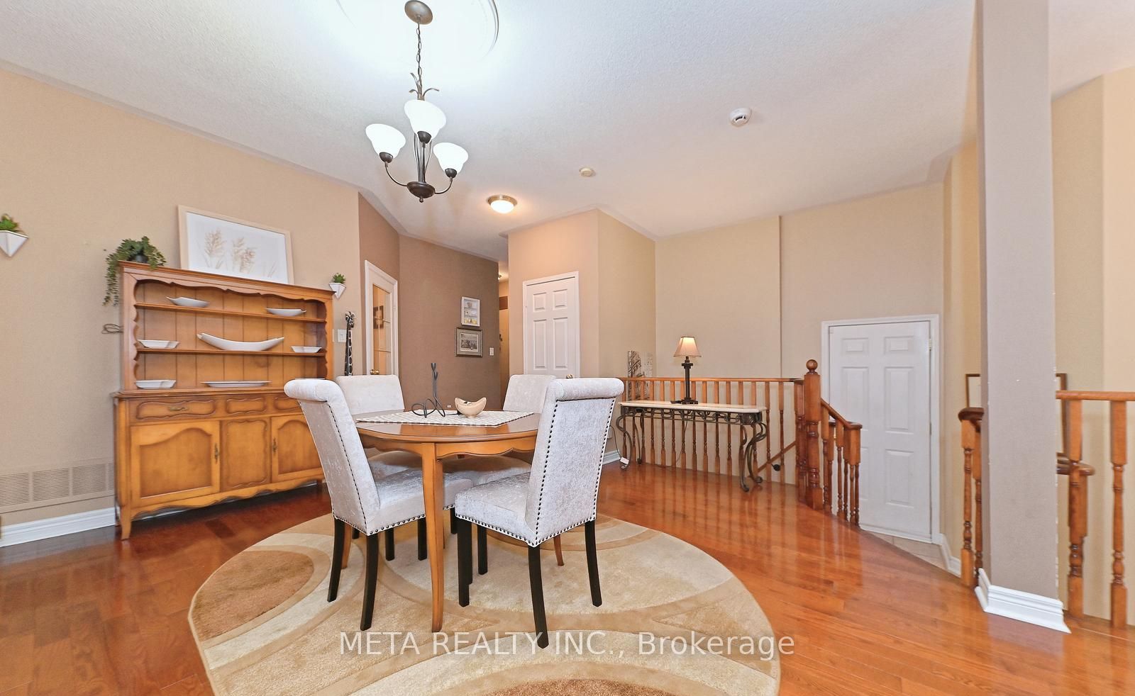 138 Van scott Drive N, #UPPER