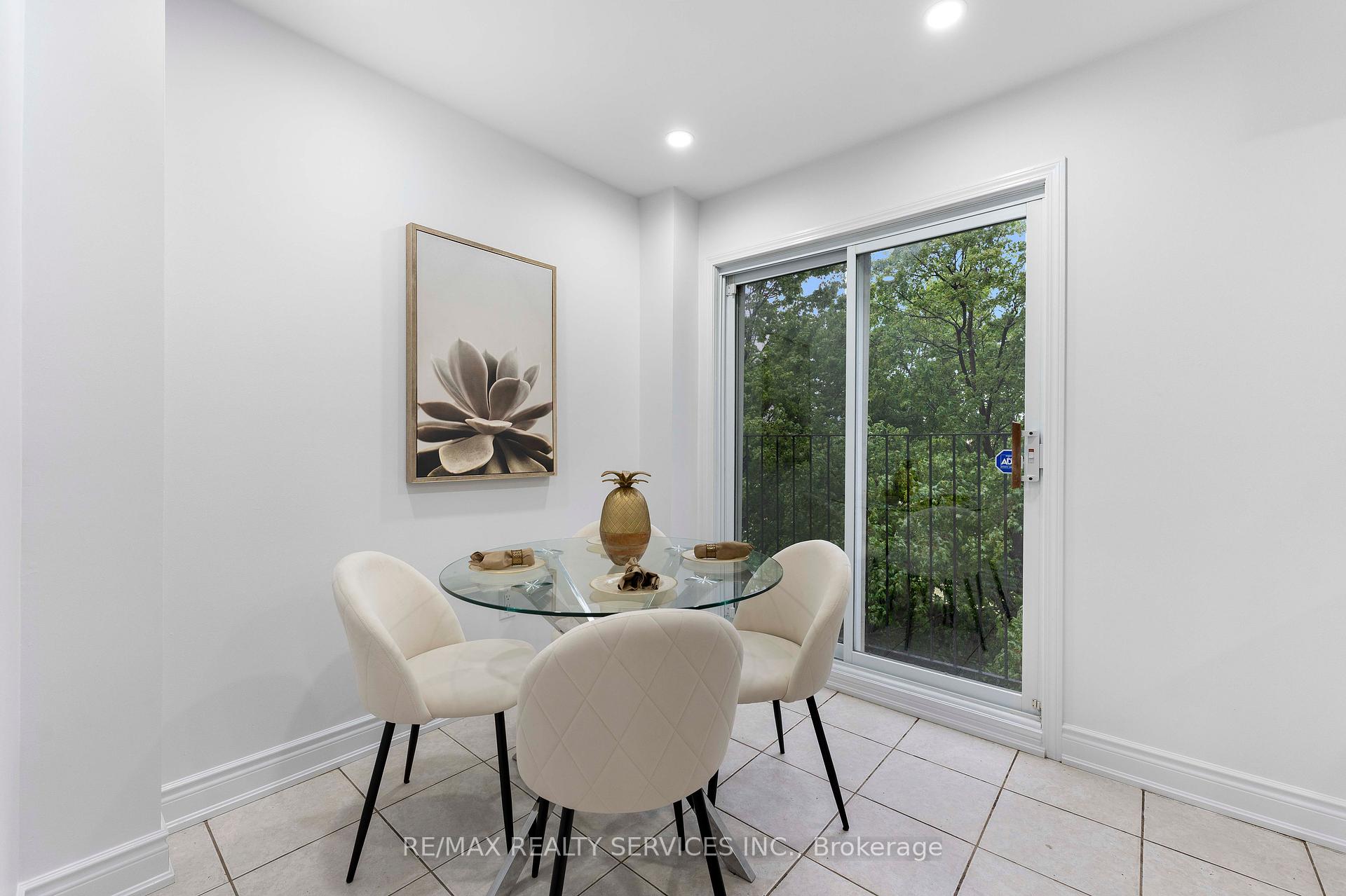 4 Bedrooms Condo at 80 Acorn, Mississauga For sale