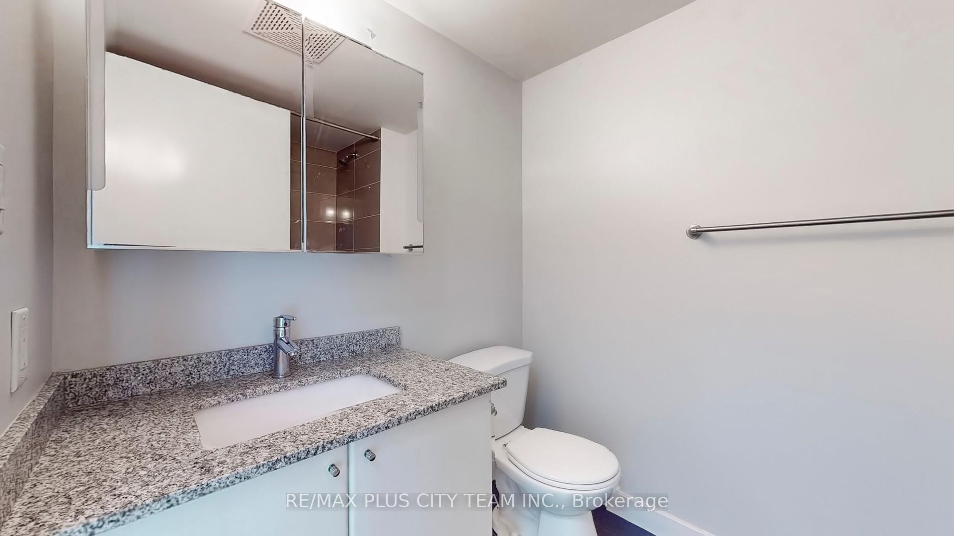 2 Bedrooms Condo at 18 Harbour, Toronto For sale