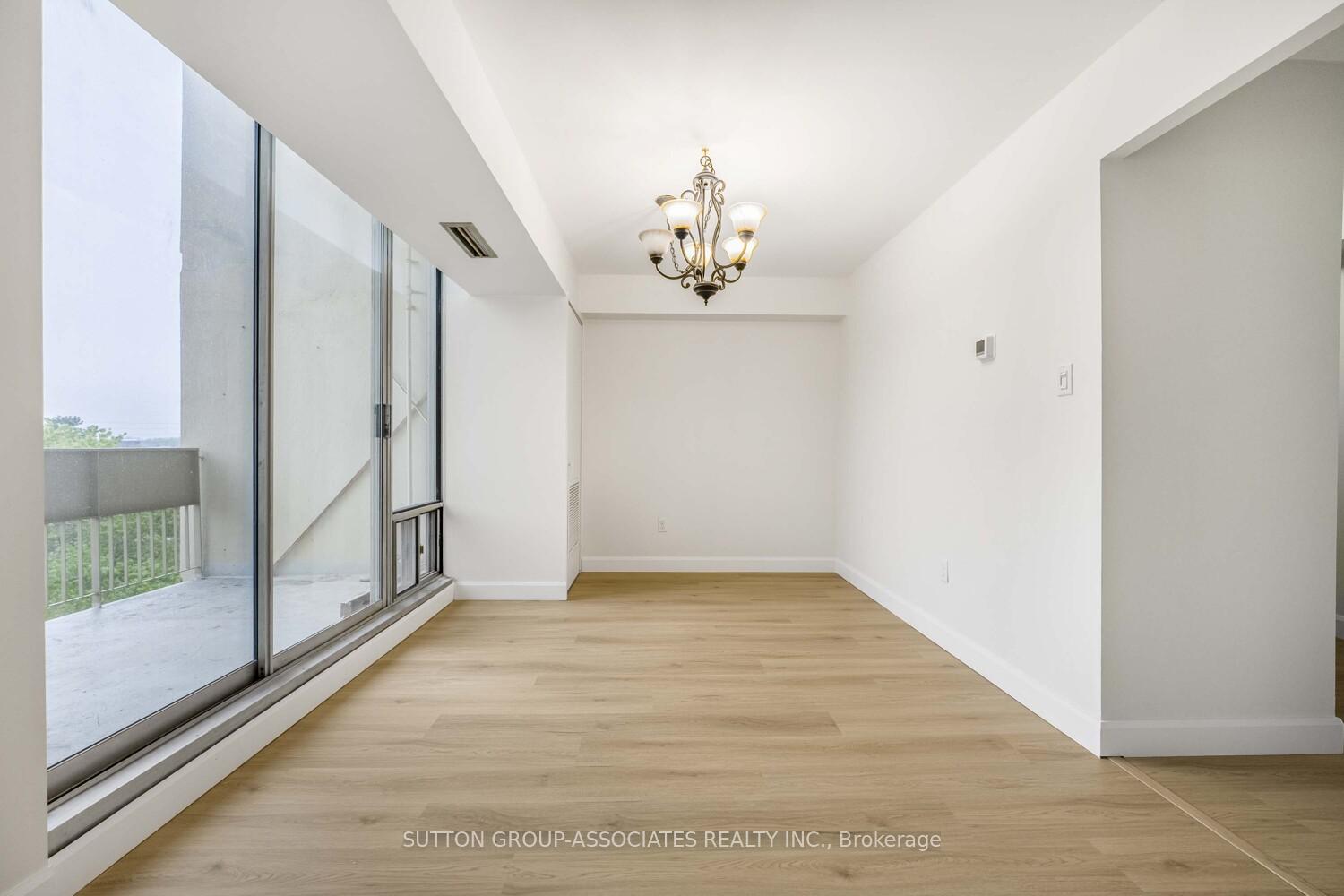 3 Bedrooms Condo at 1300 Marlborough, Oakville For sale