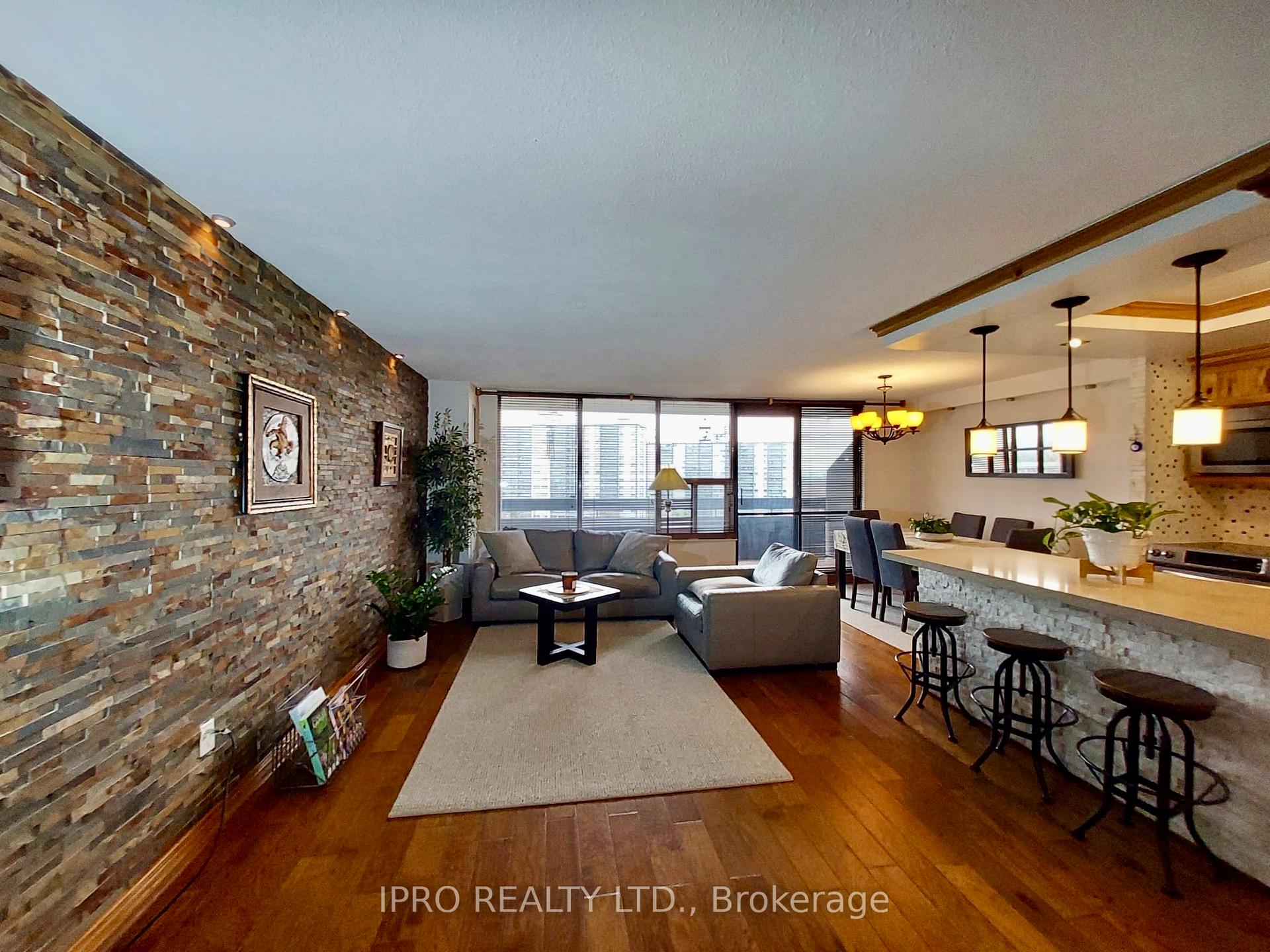 3 Bedrooms Condo at 11 Wincott,  Toronto For sale