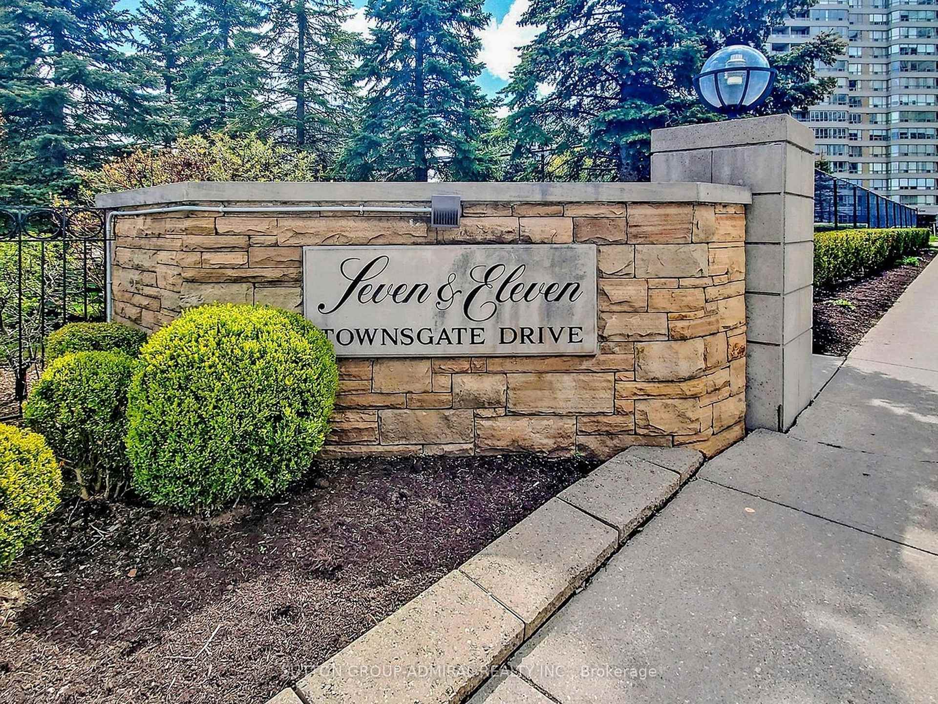2 Bedrooms Condo at 11 Townsgate,  Vaughan For sale