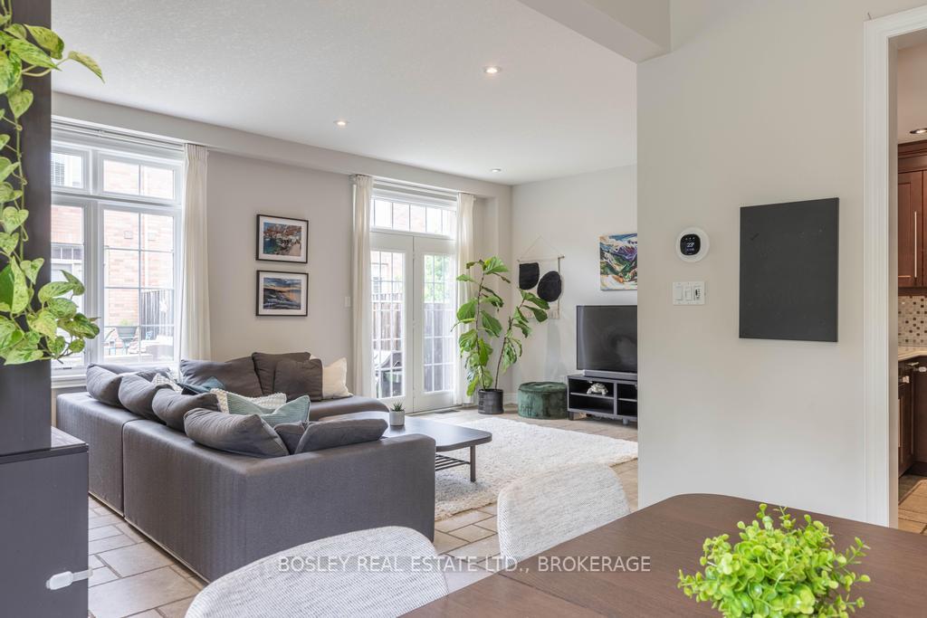 3 Bedrooms Condo at 2282 Orchard, Burlington For sale