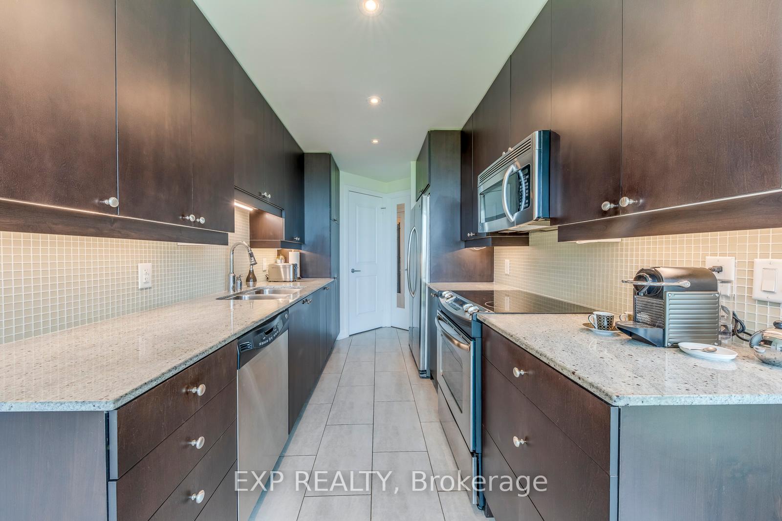 3 Bedrooms Condo at 1055 Southdown, Mississauga For sale
